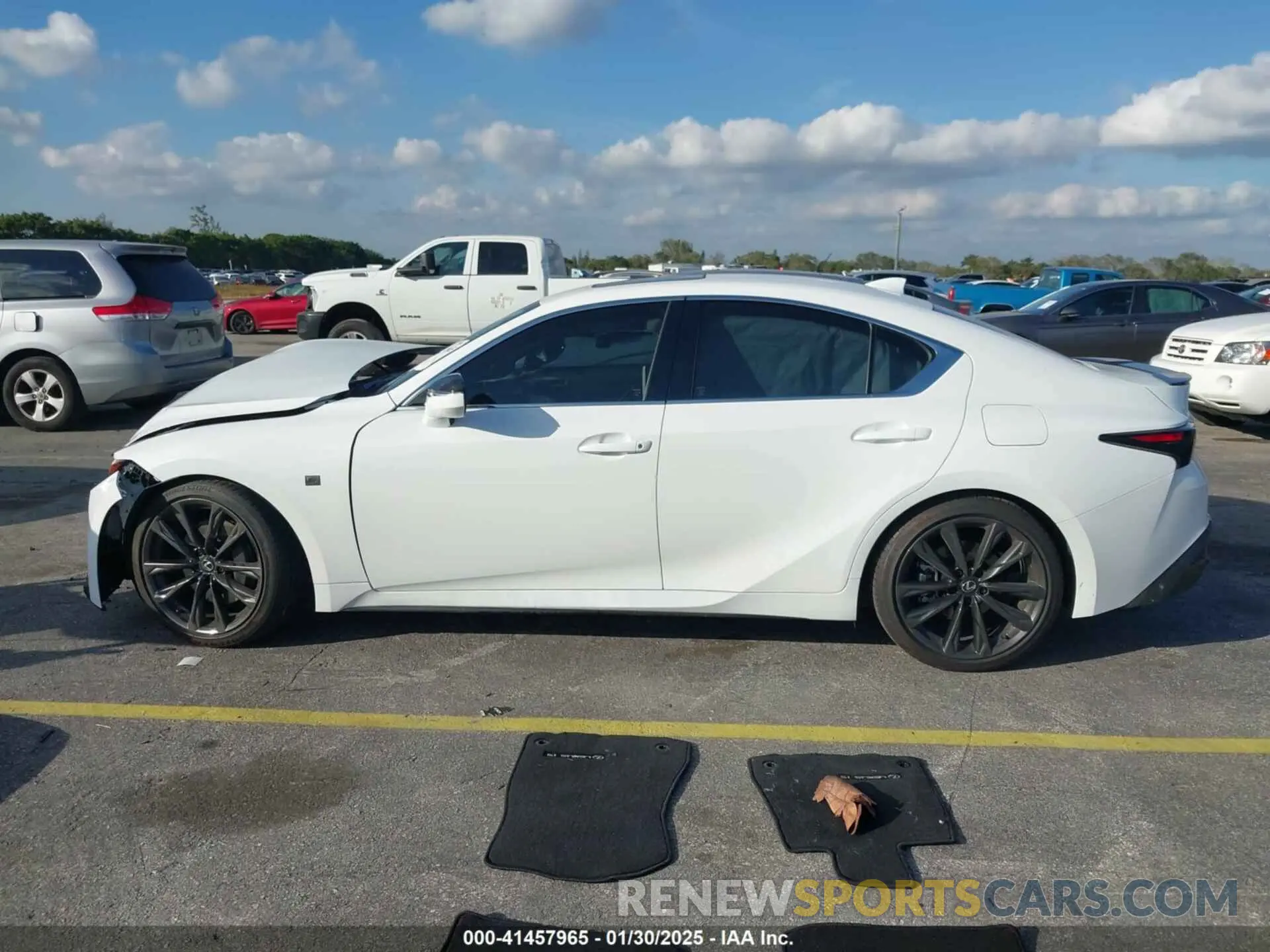 14 fotografías del automóvil dañado JTHBZ1B21R5079910 LEXUS IS 350 2024