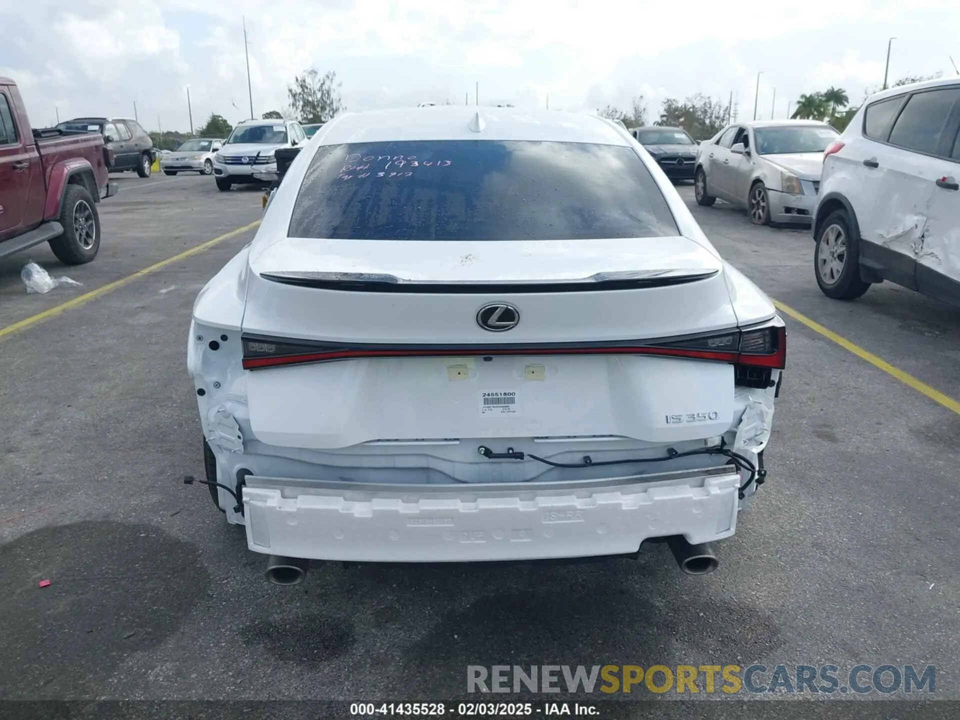 17 fotografías del automóvil dañado JTHBZ1B23R5080900 LEXUS IS 350 2024