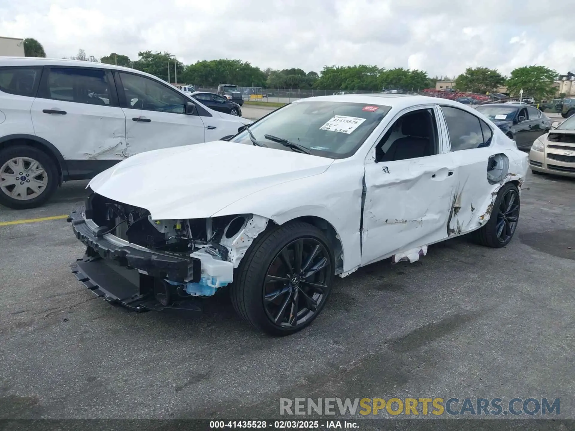 2 fotografías del automóvil dañado JTHBZ1B23R5080900 LEXUS IS 350 2024