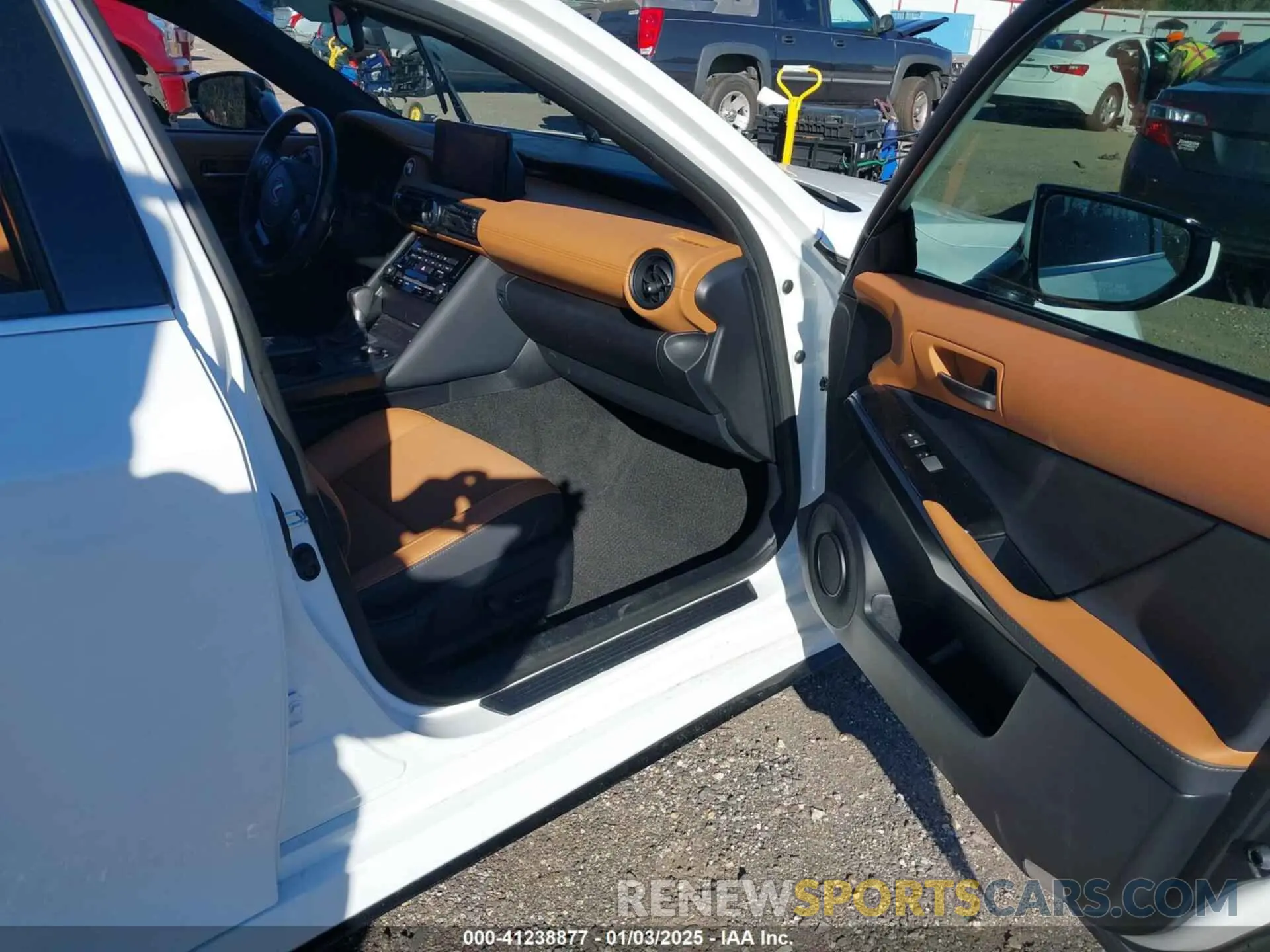 5 fotografías del automóvil dañado JTHBZ1B25R5075603 LEXUS IS 350 2024