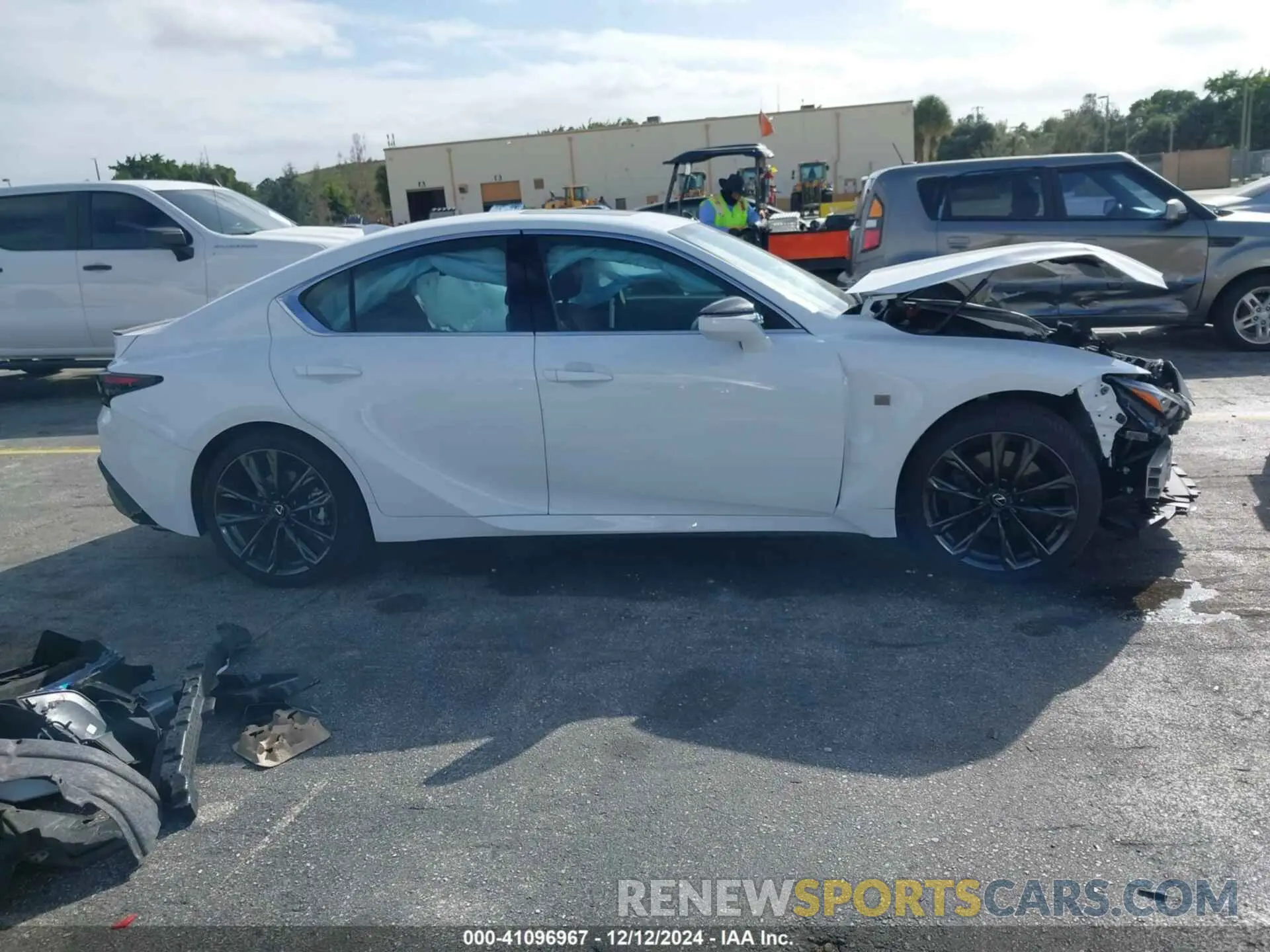 13 fotografías del automóvil dañado JTHBZ1B25R5077030 LEXUS IS 350 2024