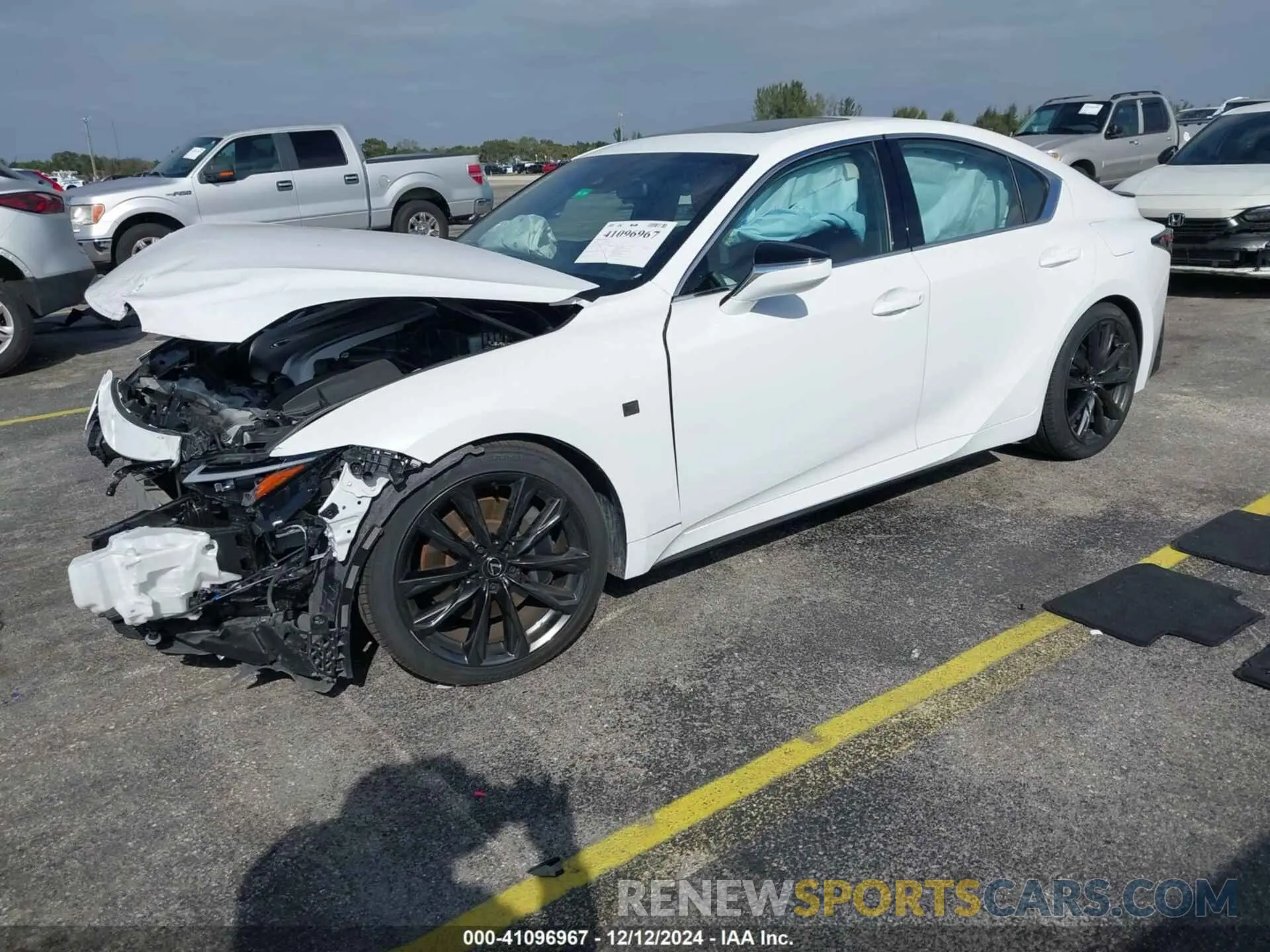 2 fotografías del automóvil dañado JTHBZ1B25R5077030 LEXUS IS 350 2024
