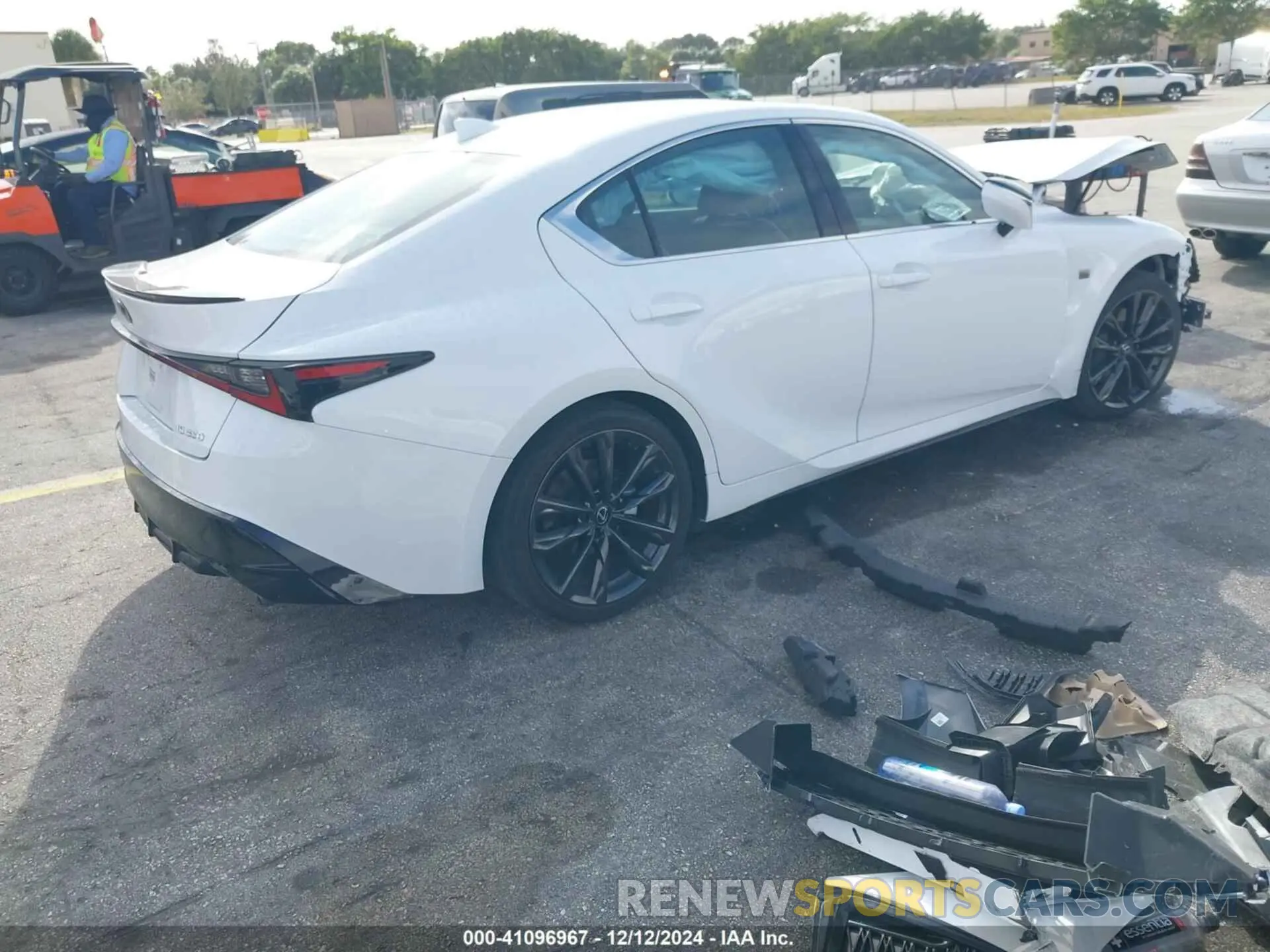 4 fotografías del automóvil dañado JTHBZ1B25R5077030 LEXUS IS 350 2024