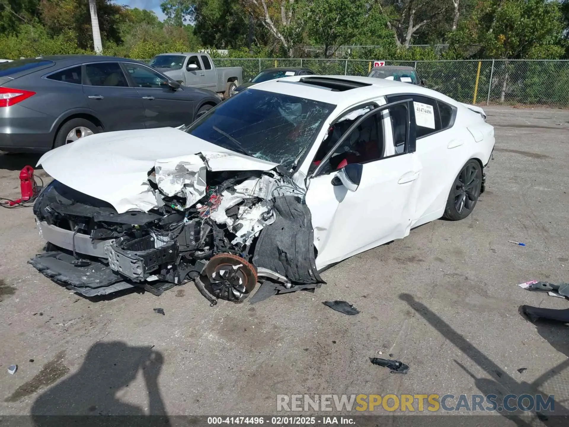 2 fotografías del automóvil dañado JTHBZ1B25R5079117 LEXUS IS 350 2024