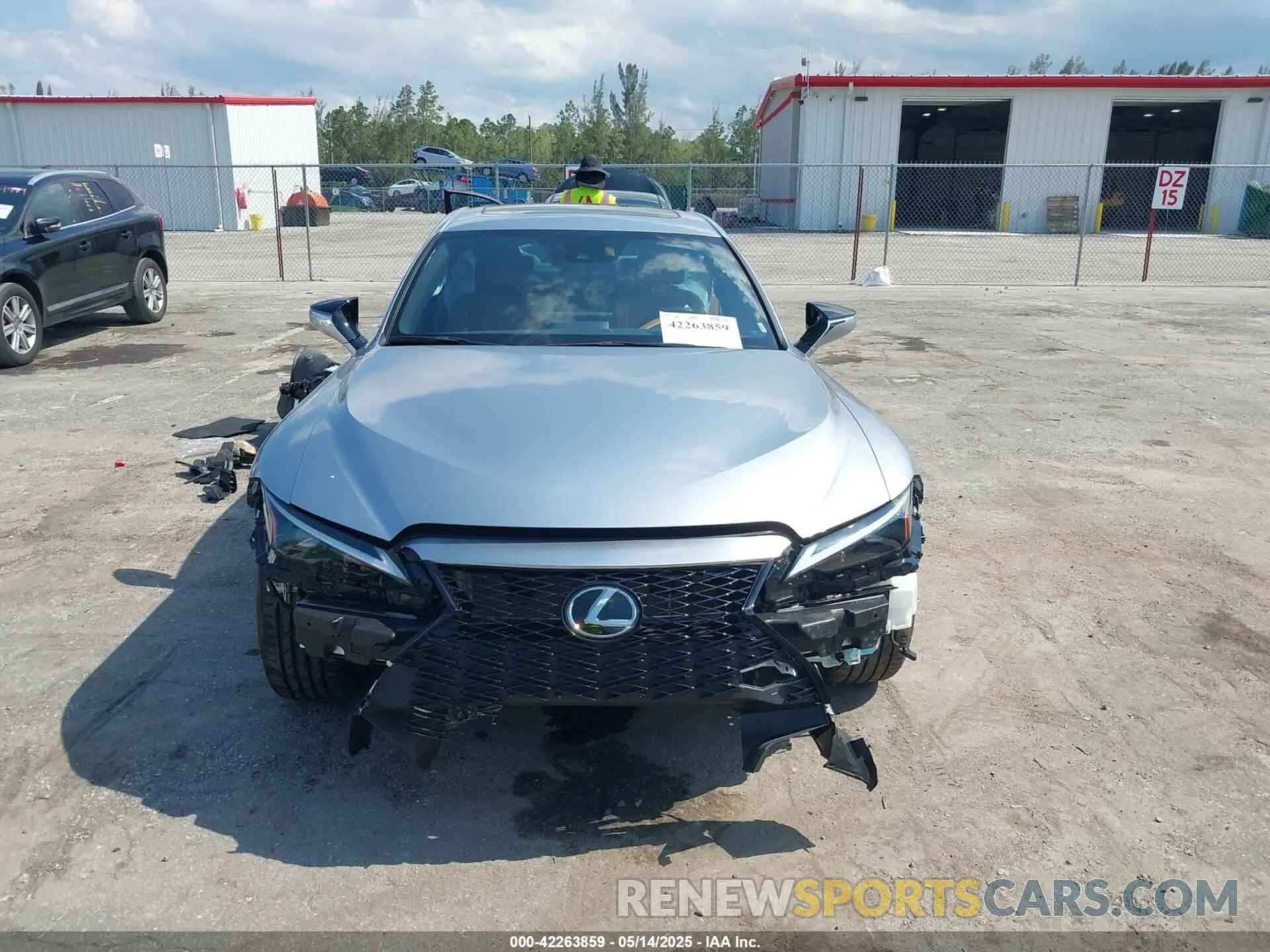 13 fotografías del automóvil dañado JTHBZ1B25R5079232 LEXUS IS 350 2024