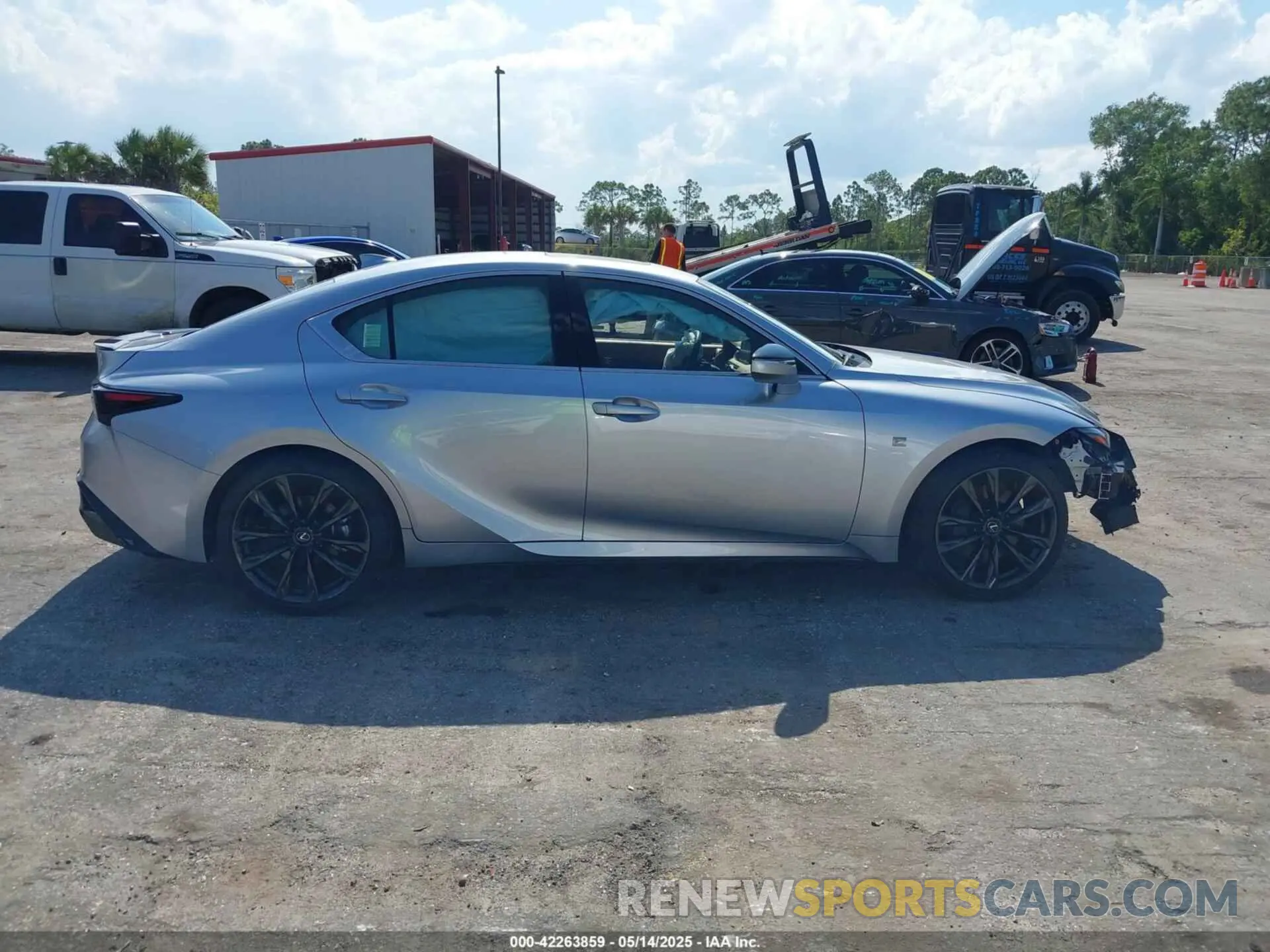 14 fotografías del automóvil dañado JTHBZ1B25R5079232 LEXUS IS 350 2024