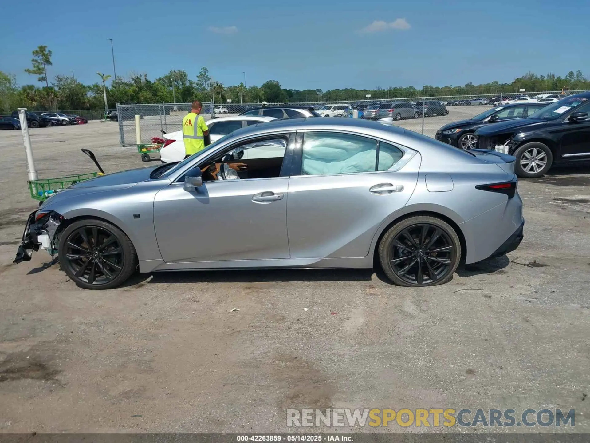 15 fotografías del automóvil dañado JTHBZ1B25R5079232 LEXUS IS 350 2024