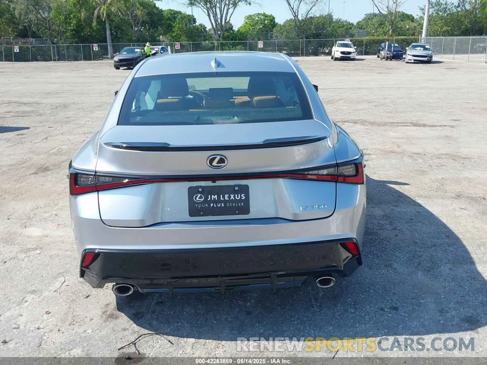 17 fotografías del automóvil dañado JTHBZ1B25R5079232 LEXUS IS 350 2024
