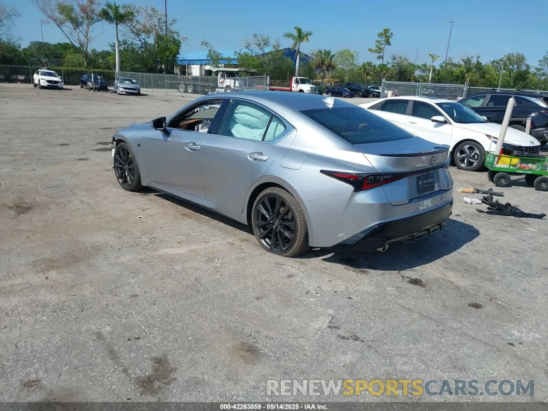 3 fotografías del automóvil dañado JTHBZ1B25R5079232 LEXUS IS 350 2024
