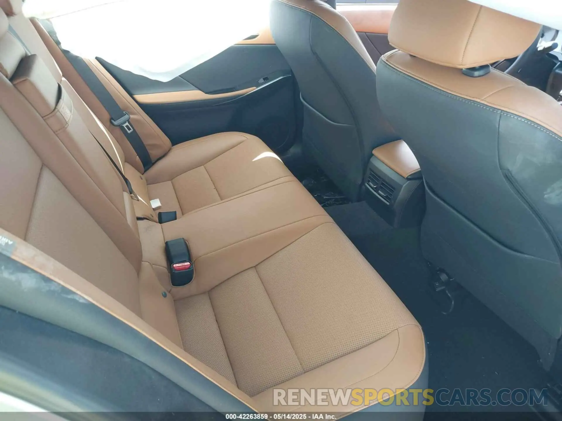 8 fotografías del automóvil dañado JTHBZ1B25R5079232 LEXUS IS 350 2024