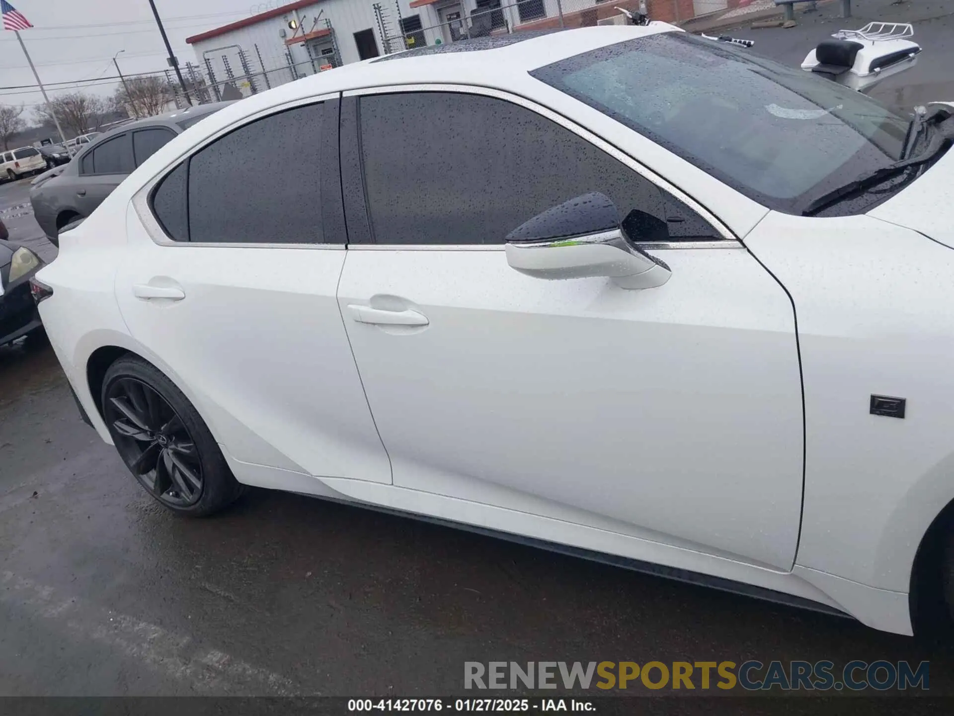 13 fotografías del automóvil dañado JTHBZ1B27R5081998 LEXUS IS 350 2024