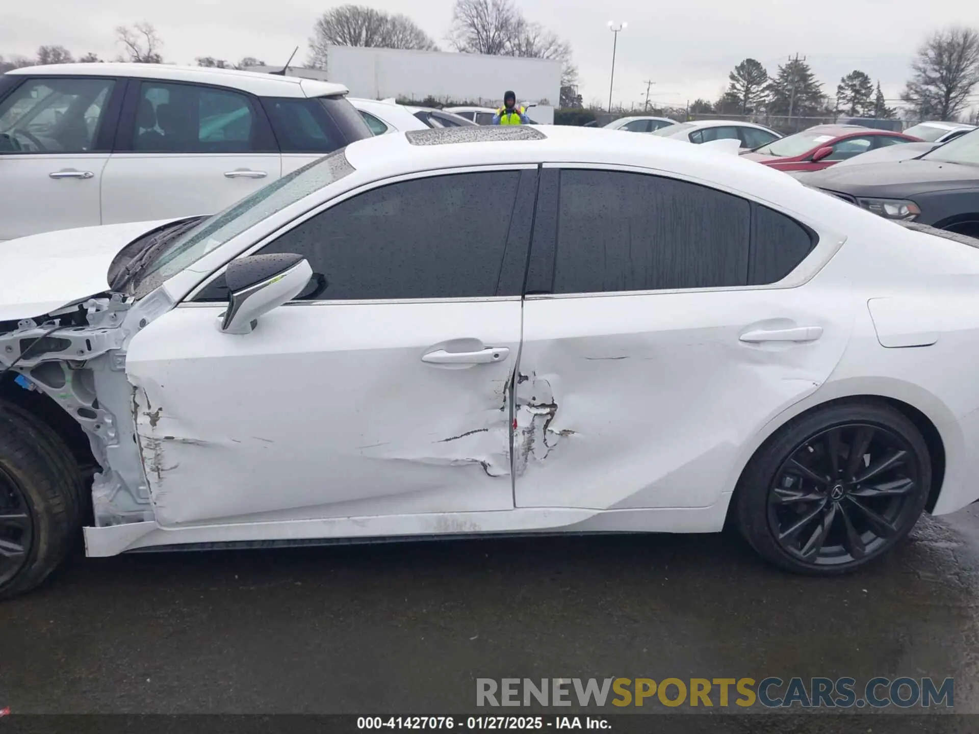 14 fotografías del automóvil dañado JTHBZ1B27R5081998 LEXUS IS 350 2024