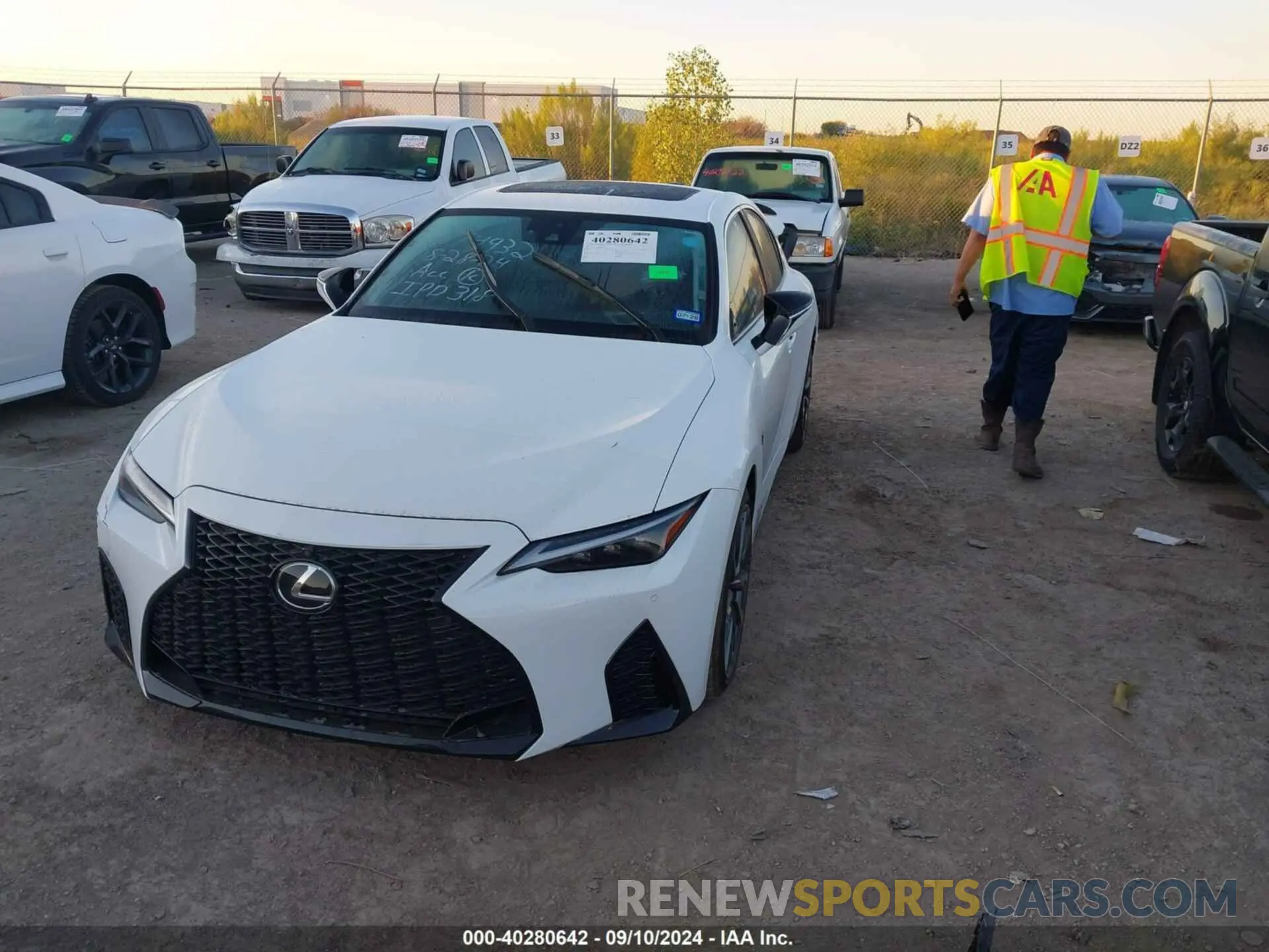 2 fotografías del automóvil dañado JTHGZ1B20R5077071 LEXUS IS 350 2024
