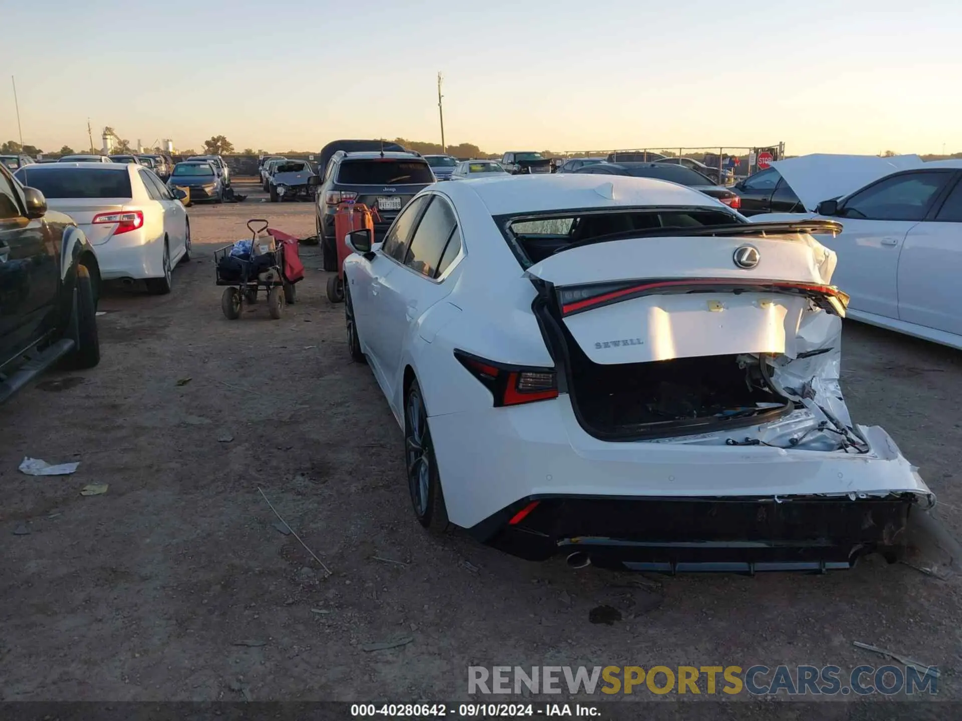 3 fotografías del automóvil dañado JTHGZ1B20R5077071 LEXUS IS 350 2024