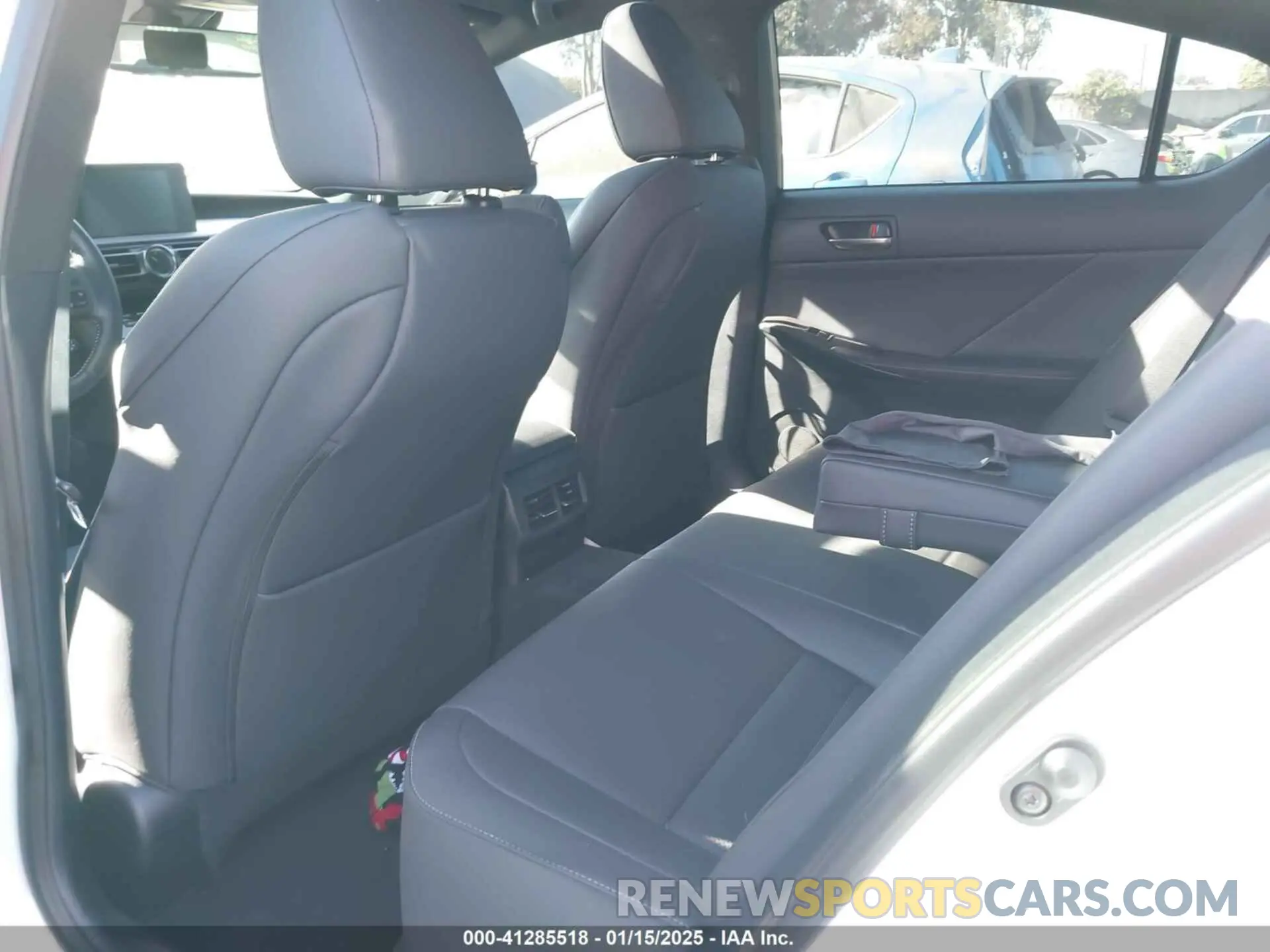 18 fotografías del automóvil dañado JTHGZ1B21R5073952 LEXUS IS 350 2024