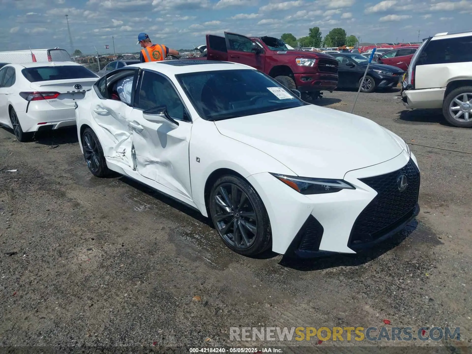 1 fotografías del automóvil dañado JTHGZ1B21R5078519 LEXUS IS 350 2024