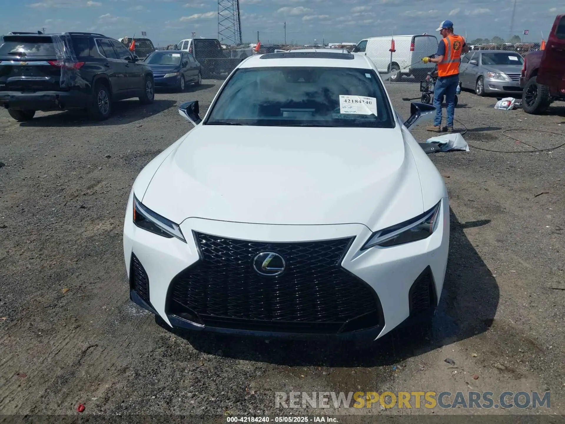 12 fotografías del automóvil dañado JTHGZ1B21R5078519 LEXUS IS 350 2024