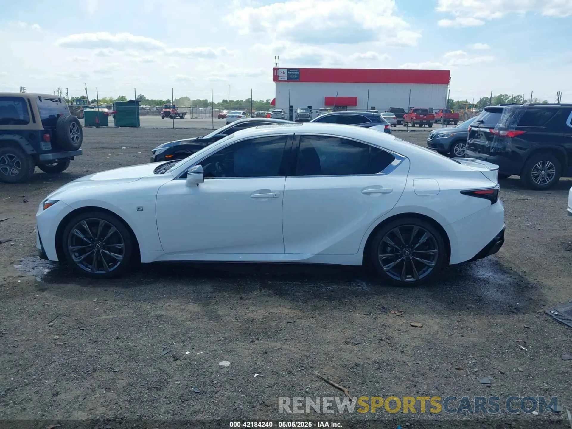 14 fotografías del automóvil dañado JTHGZ1B21R5078519 LEXUS IS 350 2024