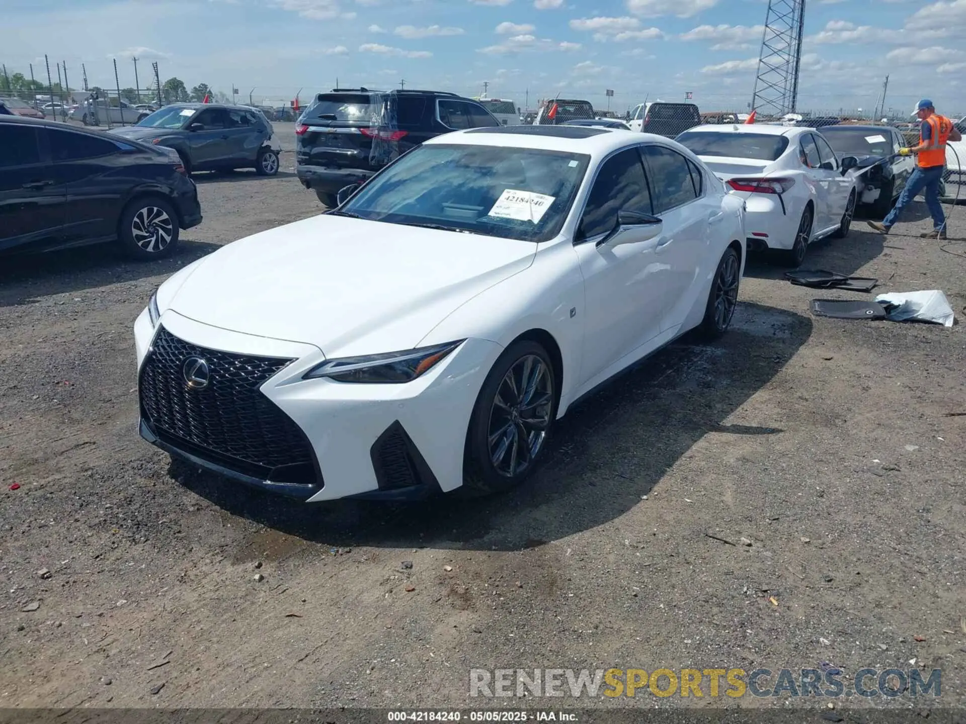 2 fotografías del automóvil dañado JTHGZ1B21R5078519 LEXUS IS 350 2024