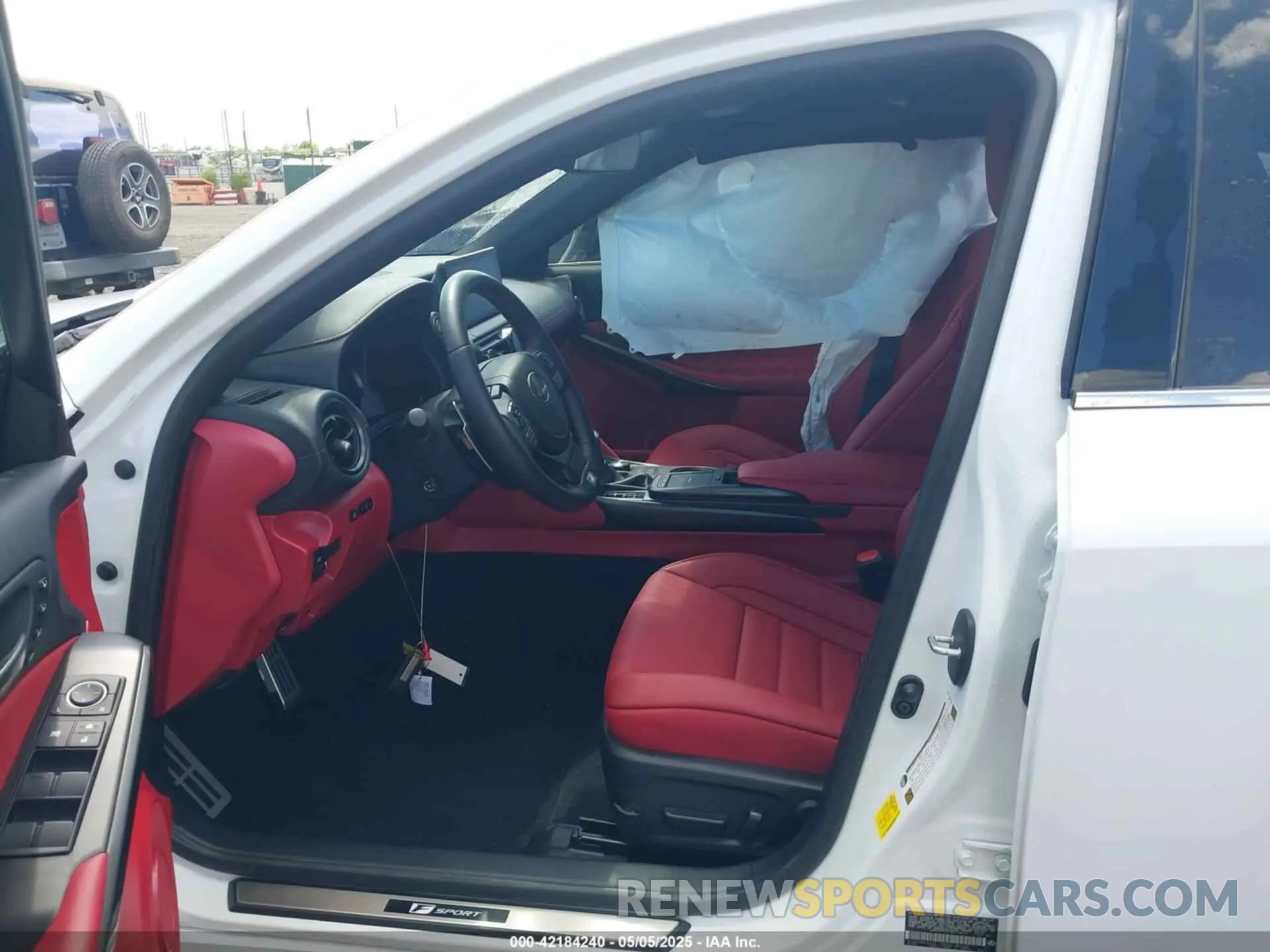 5 fotografías del automóvil dañado JTHGZ1B21R5078519 LEXUS IS 350 2024