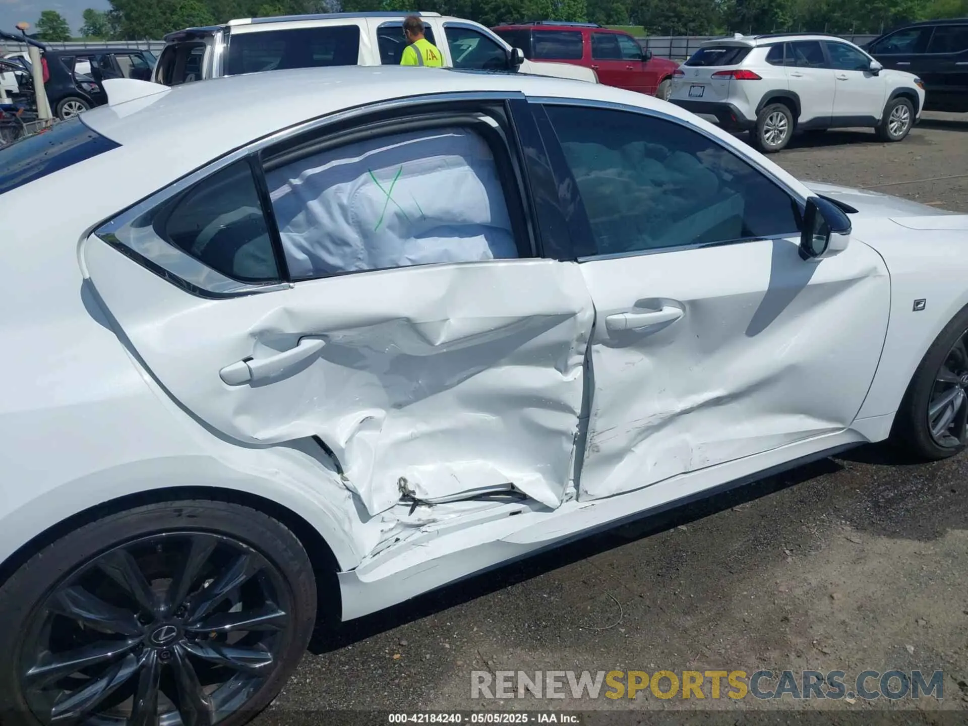 6 fotografías del automóvil dañado JTHGZ1B21R5078519 LEXUS IS 350 2024