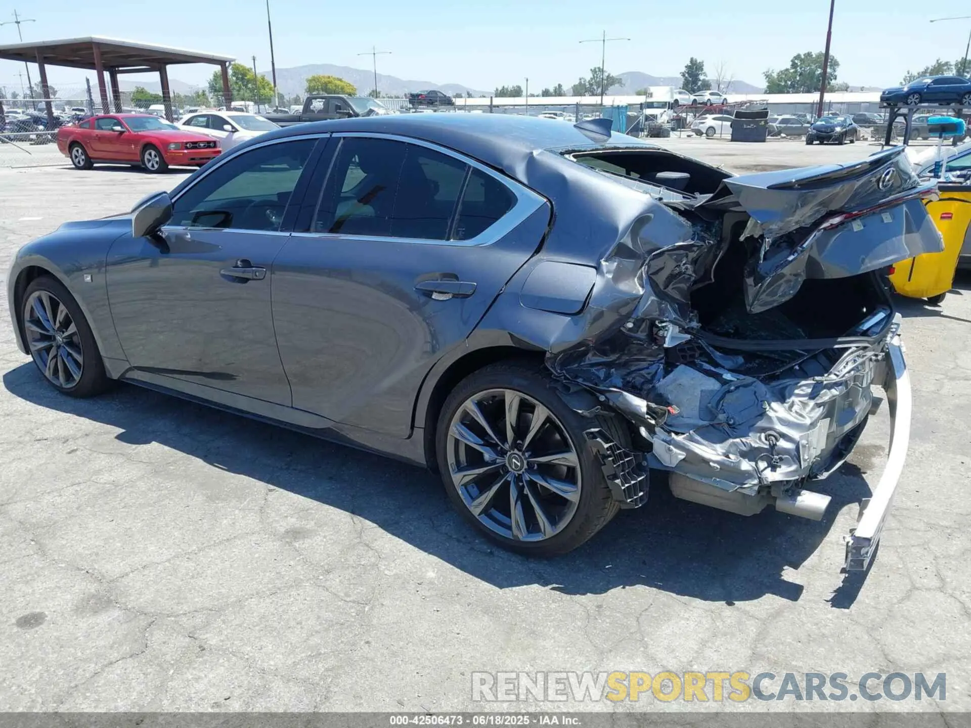 3 fotografías del automóvil dañado JTHGZ1B21R5082151 LEXUS IS 350 2024