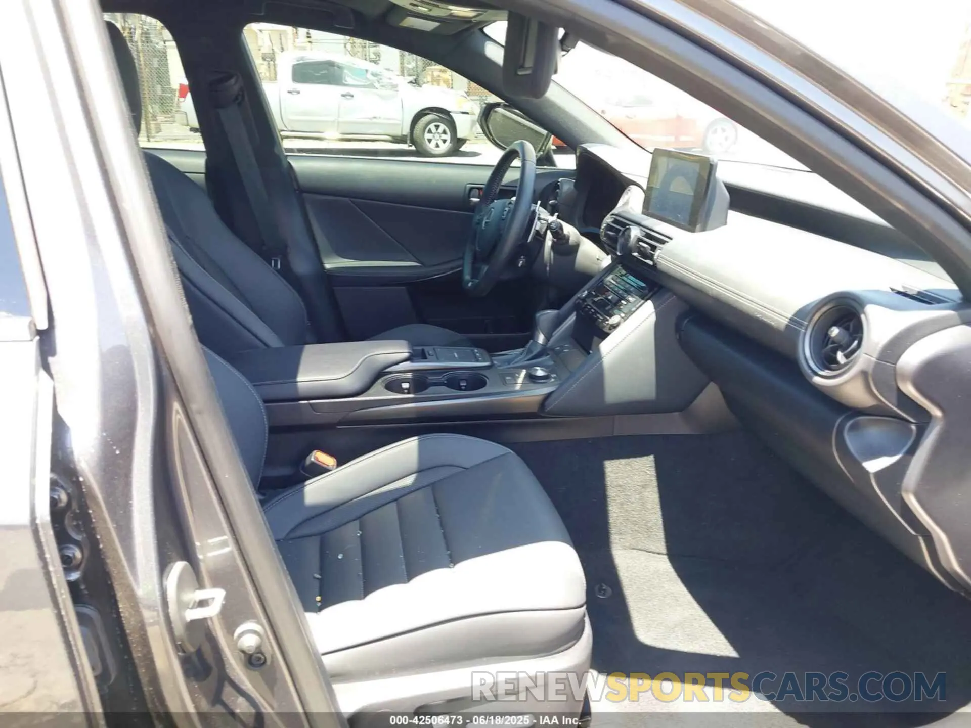5 fotografías del automóvil dañado JTHGZ1B21R5082151 LEXUS IS 350 2024