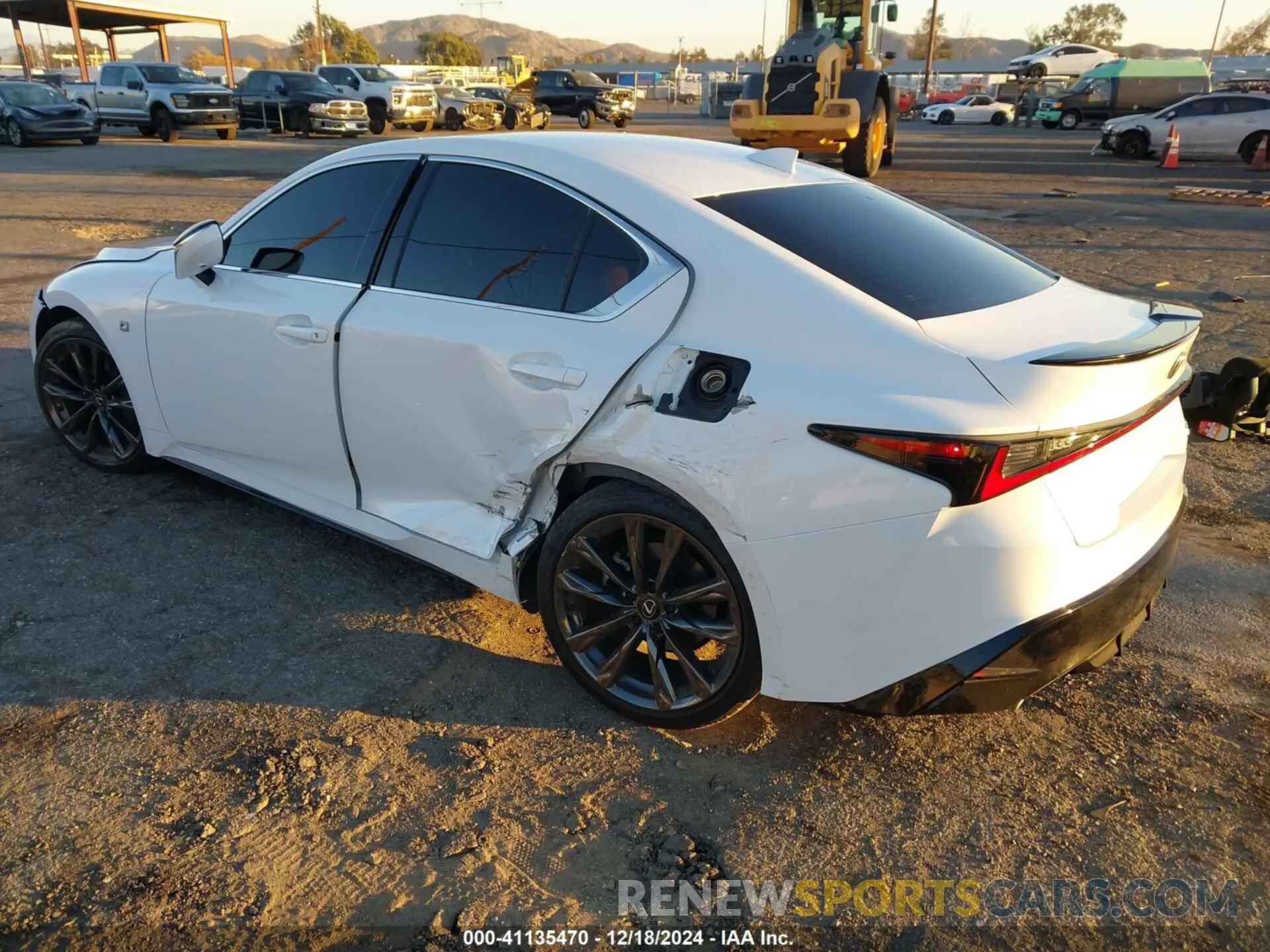 3 fotografías del automóvil dañado JTHGZ1B23R5072737 LEXUS IS 350 2024
