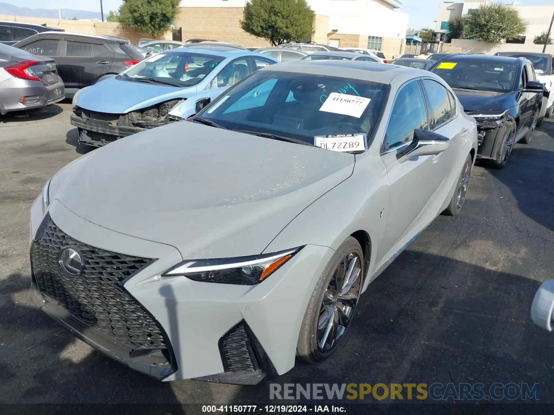 2 fotografías del automóvil dañado JTHGZ1B24R5081849 LEXUS IS 350 2024