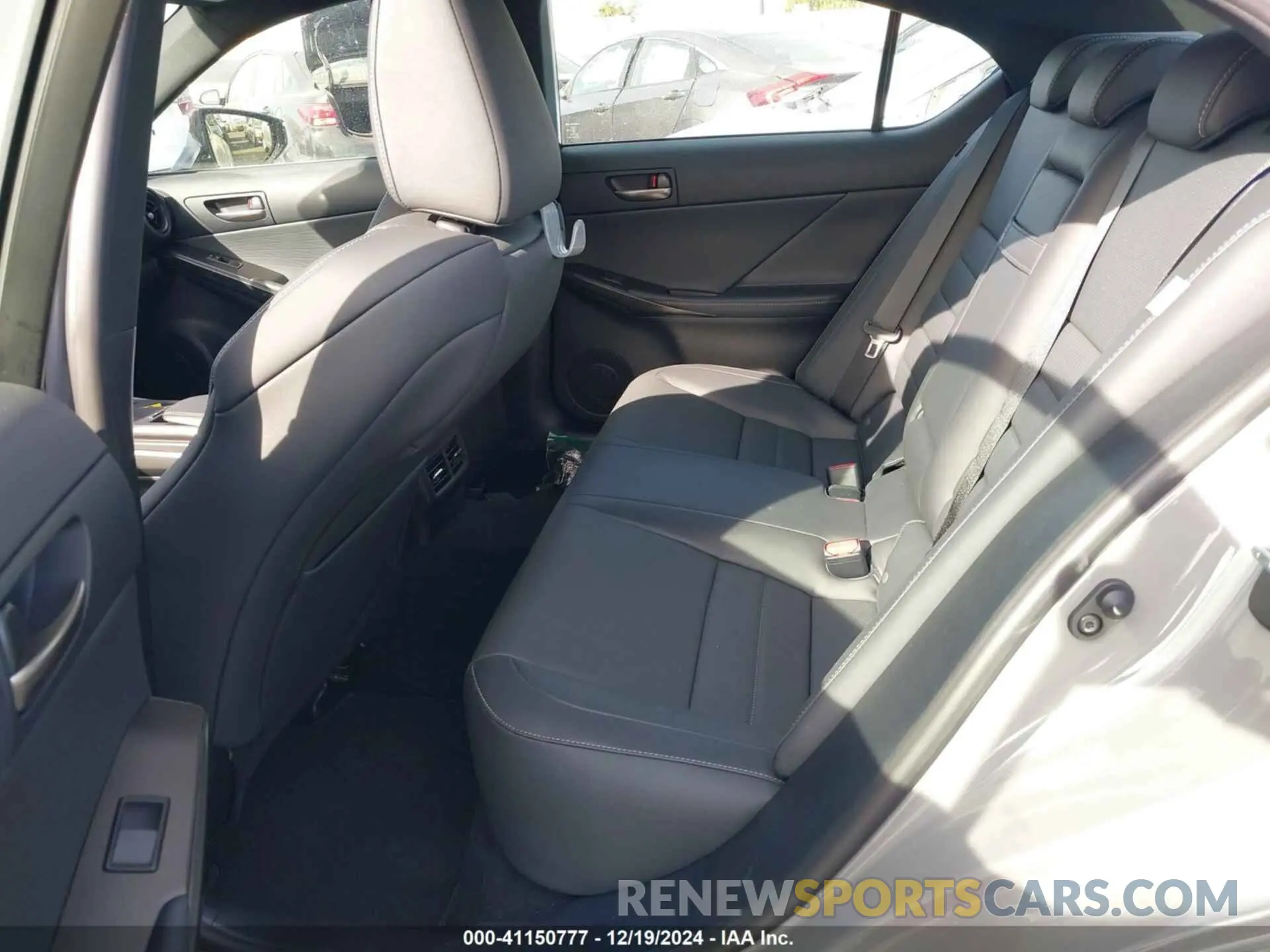 8 fotografías del automóvil dañado JTHGZ1B24R5081849 LEXUS IS 350 2024