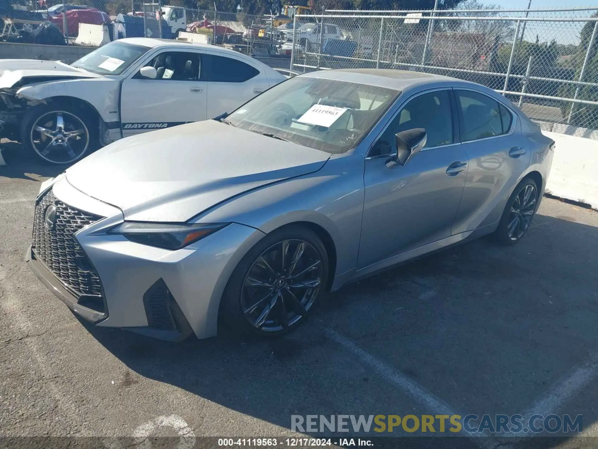 2 fotografías del automóvil dañado JTHGZ1B25R5076286 LEXUS IS 350 2024