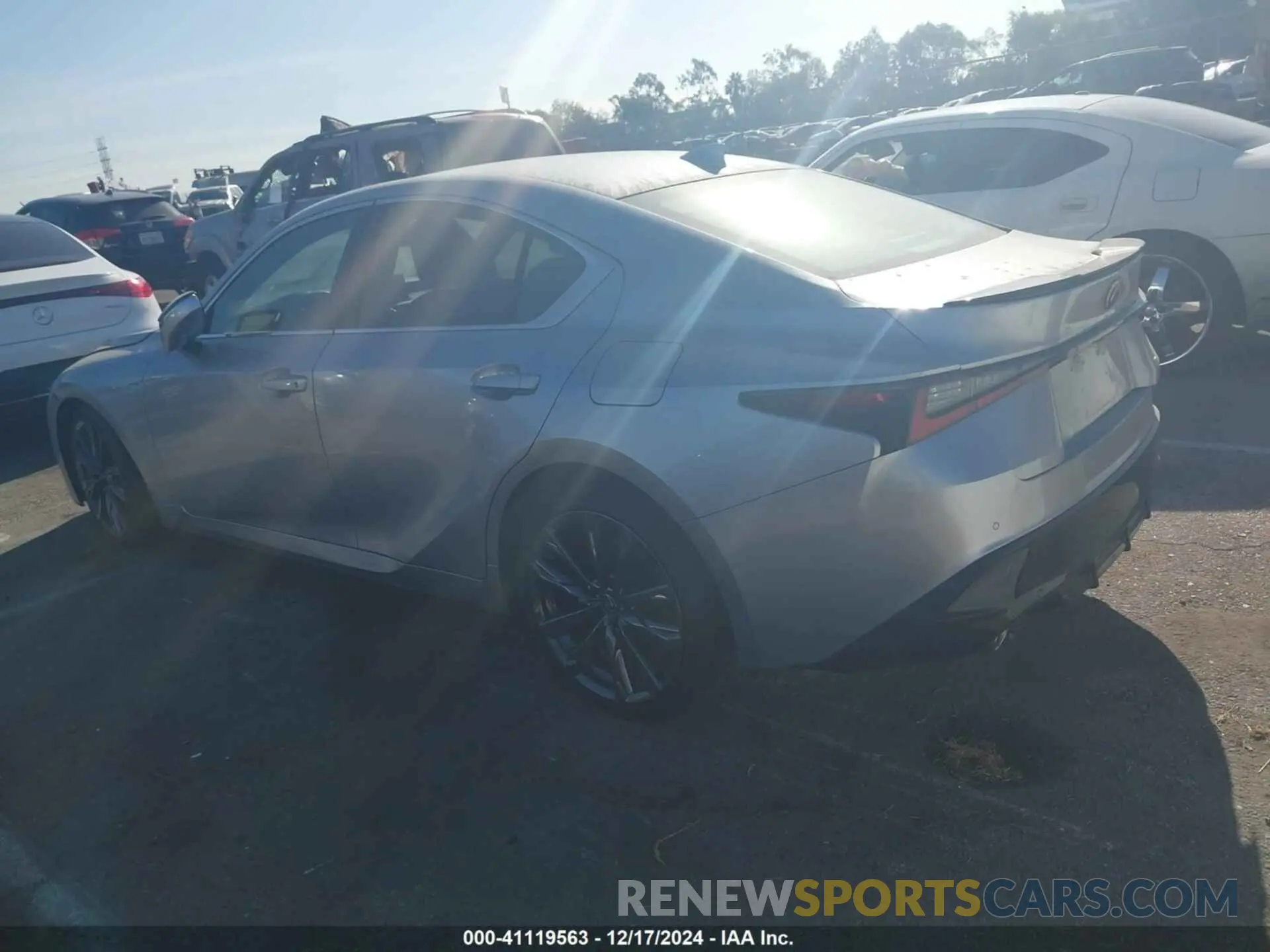 3 fotografías del automóvil dañado JTHGZ1B25R5076286 LEXUS IS 350 2024
