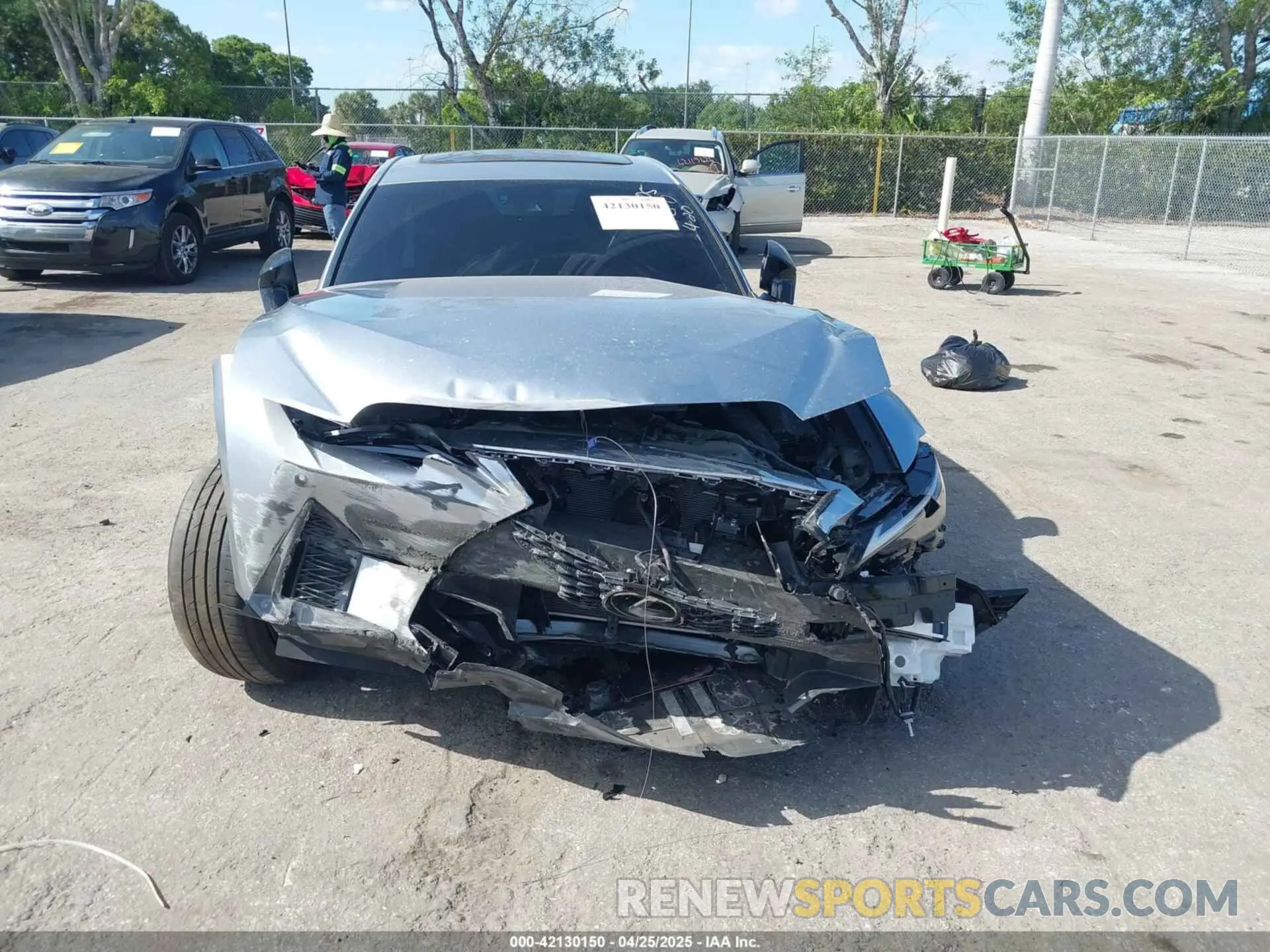 12 fotografías del automóvil dañado JTHGZ1B25R5078605 LEXUS IS 350 2024