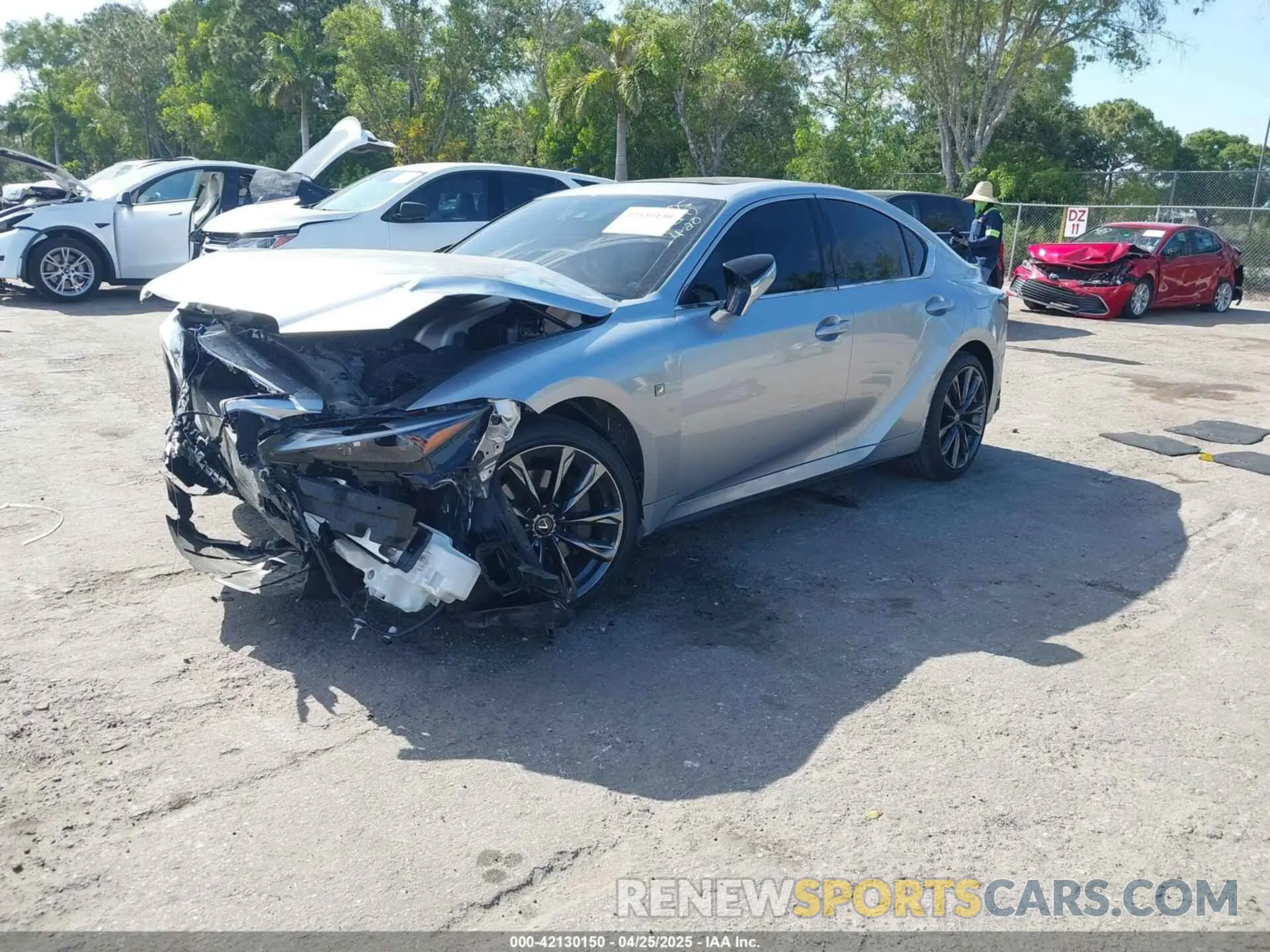2 fotografías del automóvil dañado JTHGZ1B25R5078605 LEXUS IS 350 2024