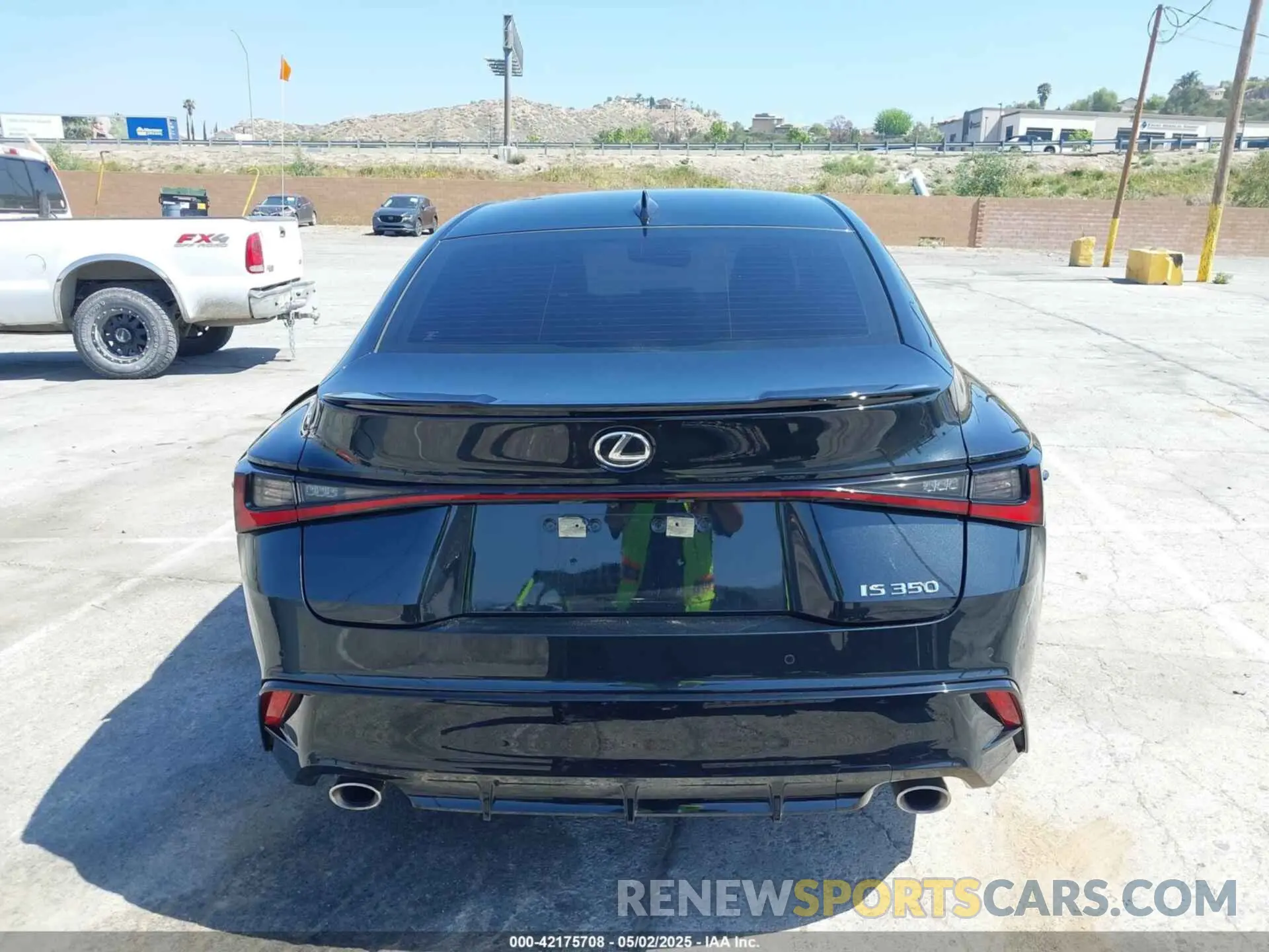 17 fotografías del automóvil dañado JTHGZ1B27R5080467 LEXUS IS 350 2024