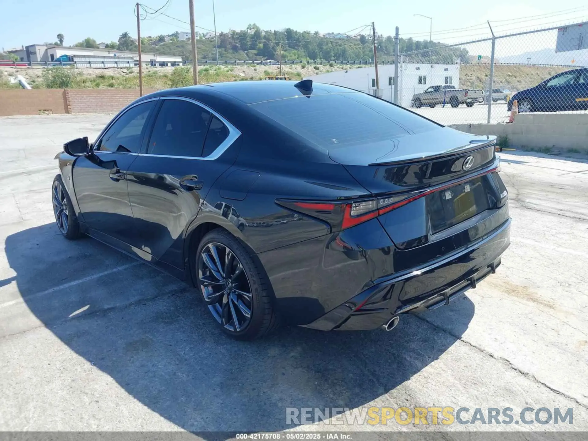 3 fotografías del automóvil dañado JTHGZ1B27R5080467 LEXUS IS 350 2024