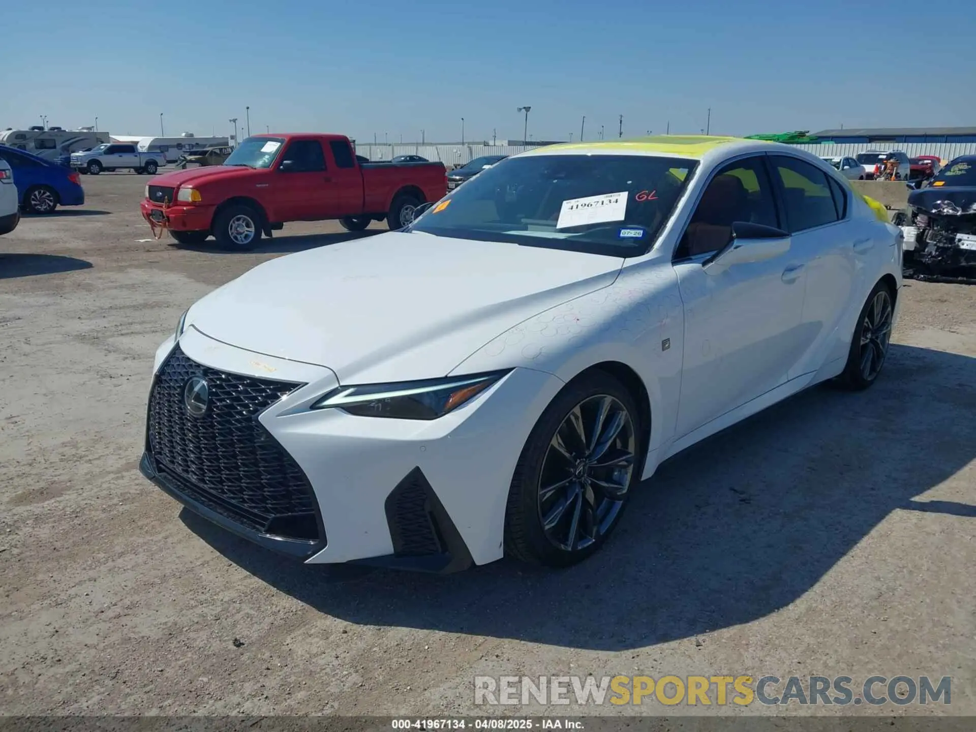 2 fotografías del automóvil dañado JTHGZ1B28R5076833 LEXUS IS 350 2024