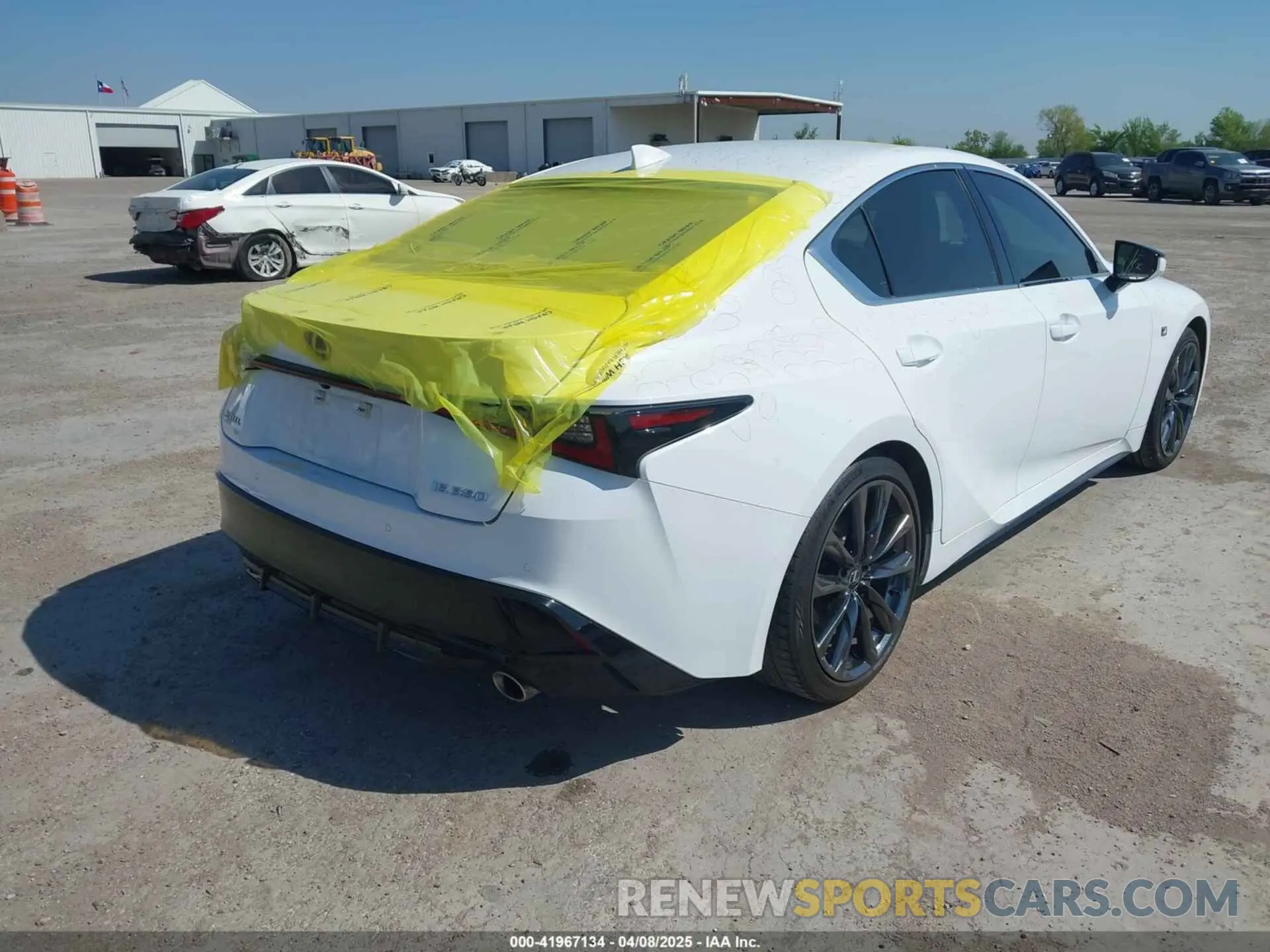 4 fotografías del automóvil dañado JTHGZ1B28R5076833 LEXUS IS 350 2024