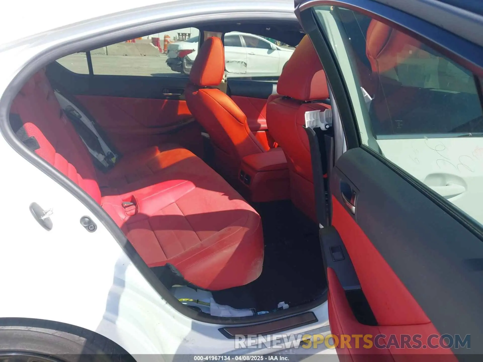 8 fotografías del automóvil dañado JTHGZ1B28R5076833 LEXUS IS 350 2024