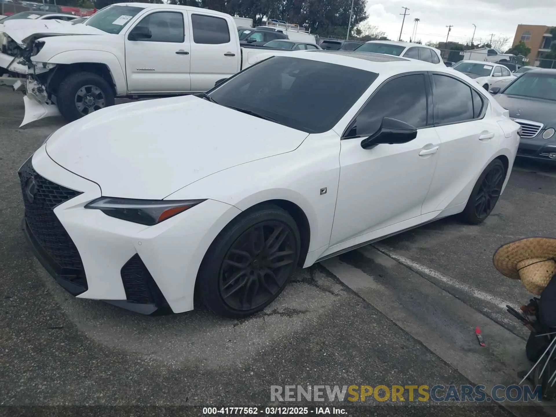 2 fotografías del automóvil dañado JTHGZ1B29R5073519 LEXUS IS 350 2024