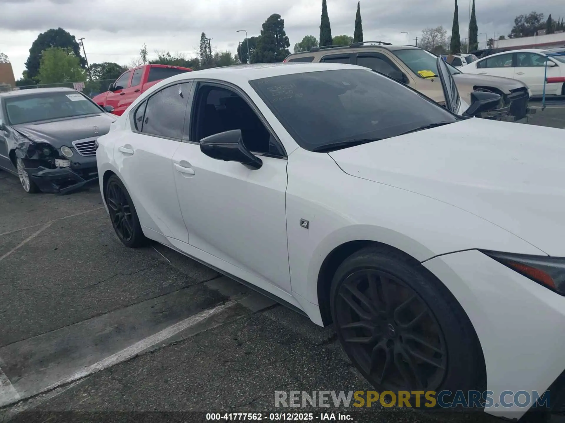 6 fotografías del automóvil dañado JTHGZ1B29R5073519 LEXUS IS 350 2024