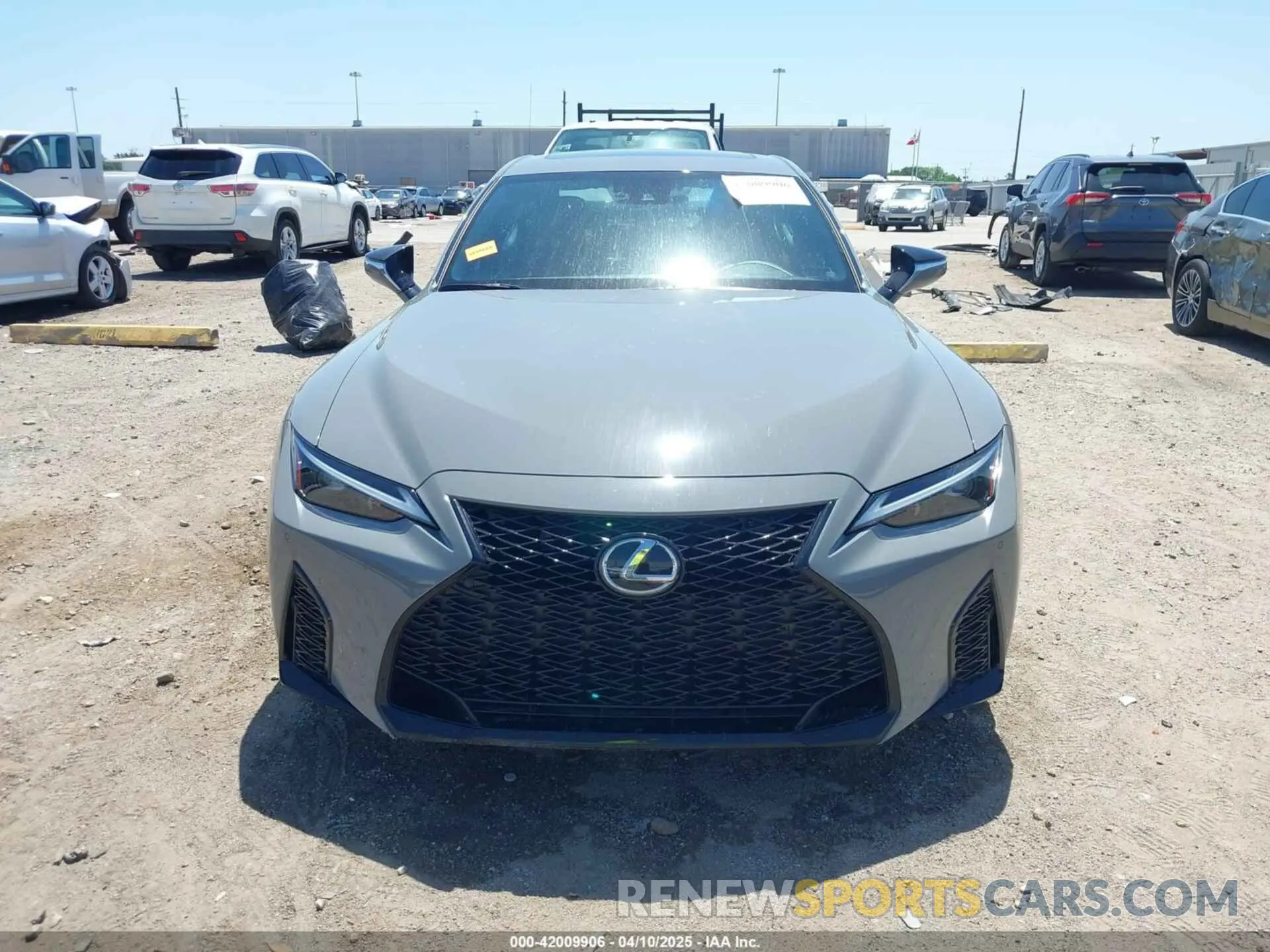 11 fotografías del automóvil dañado JTHGZ1B2XR5077000 LEXUS IS 350 2024
