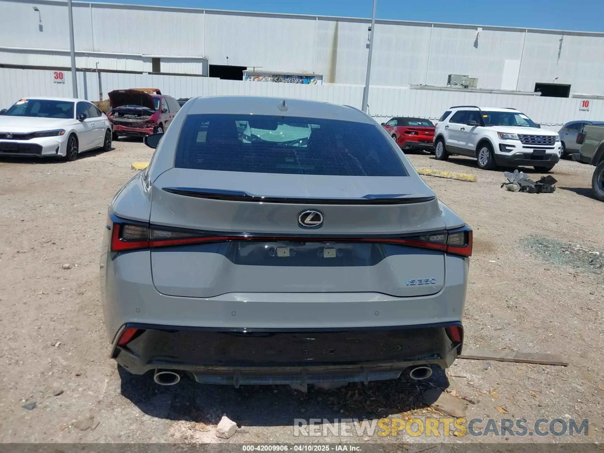 15 fotografías del automóvil dañado JTHGZ1B2XR5077000 LEXUS IS 350 2024