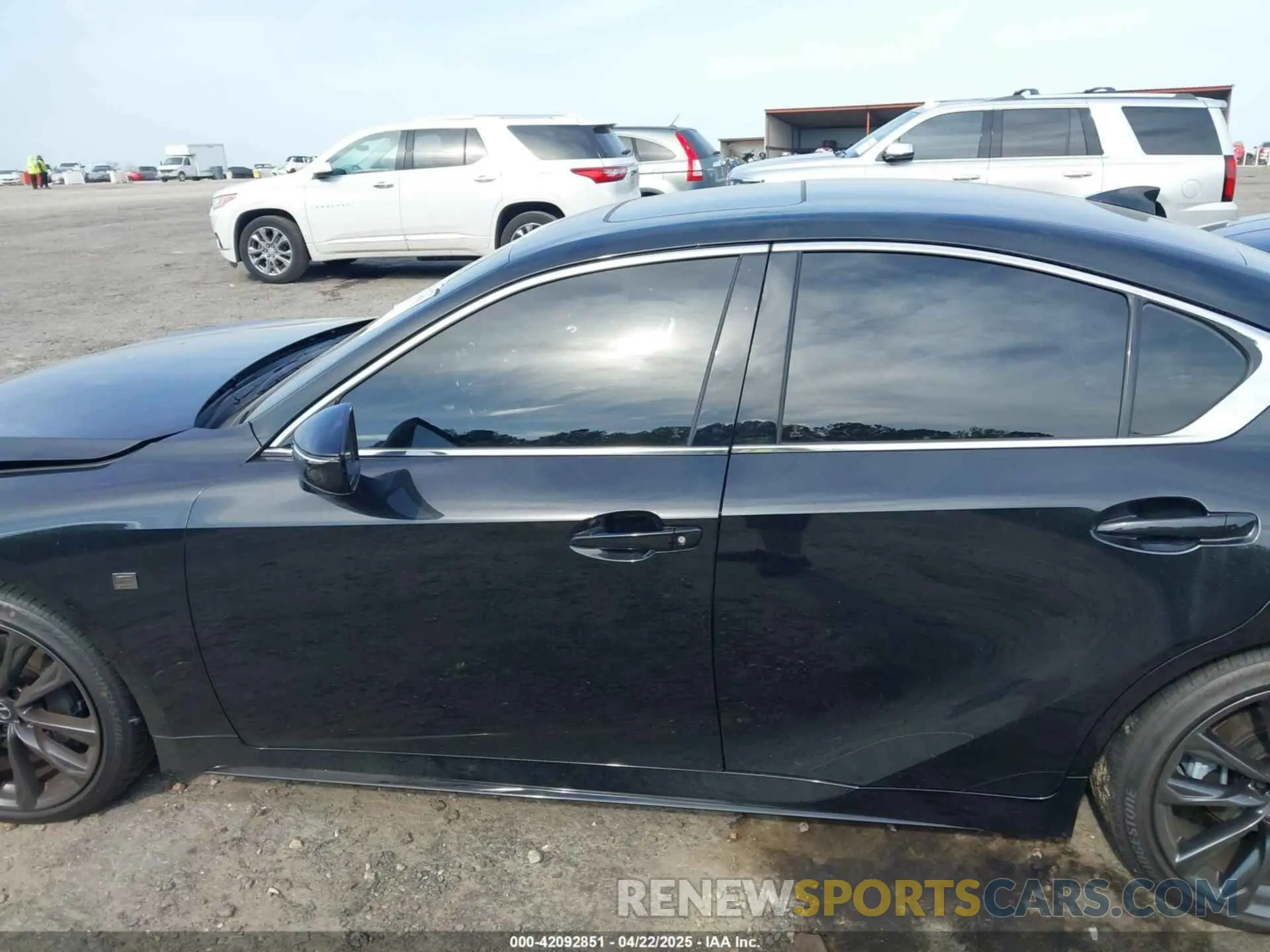 13 fotografías del automóvil dañado JTHBZ1B20S5084604 LEXUS IS 350 2025