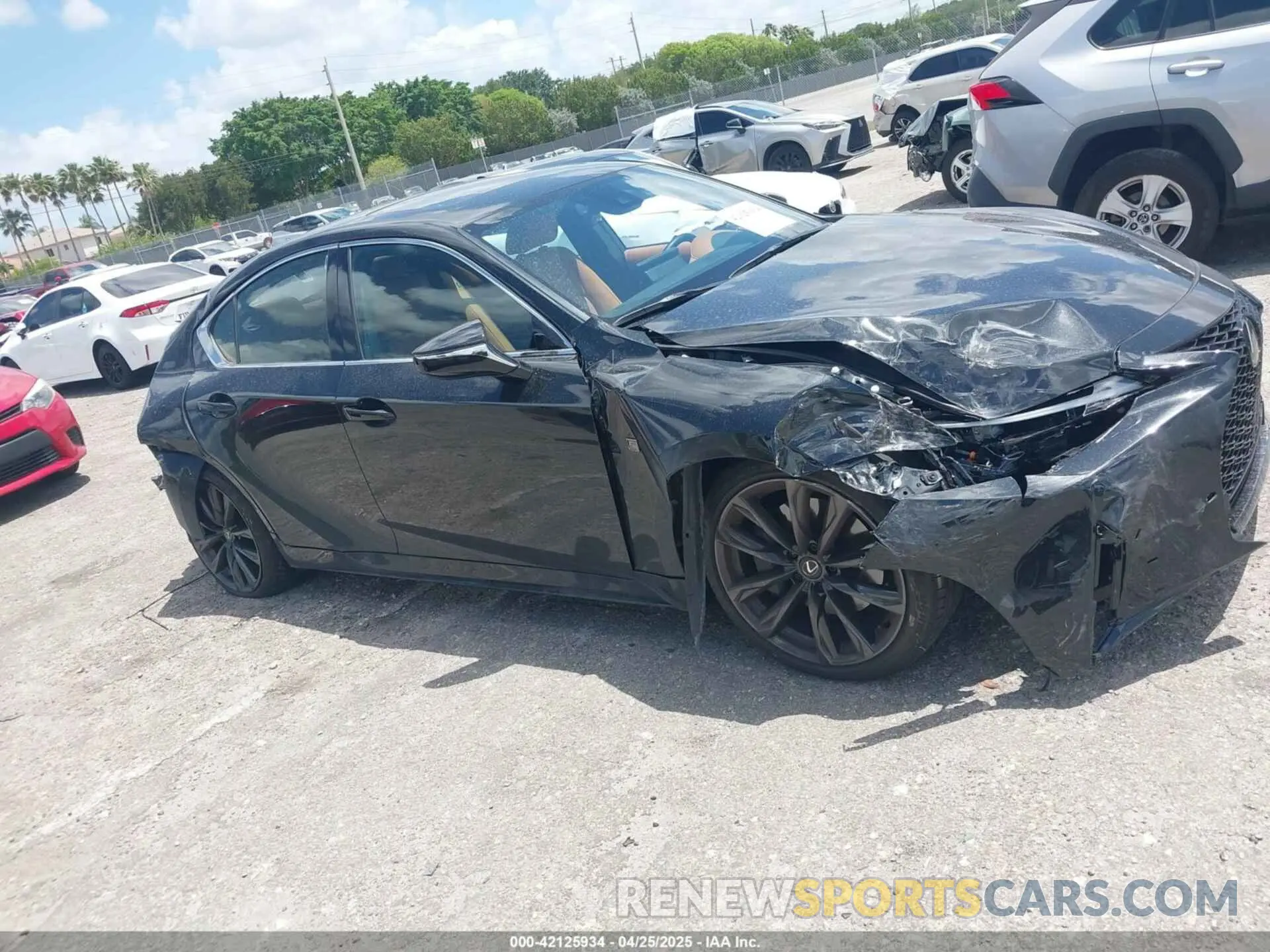13 fotografías del automóvil dañado JTHBZ1B2XS5084514 LEXUS IS 350 2025