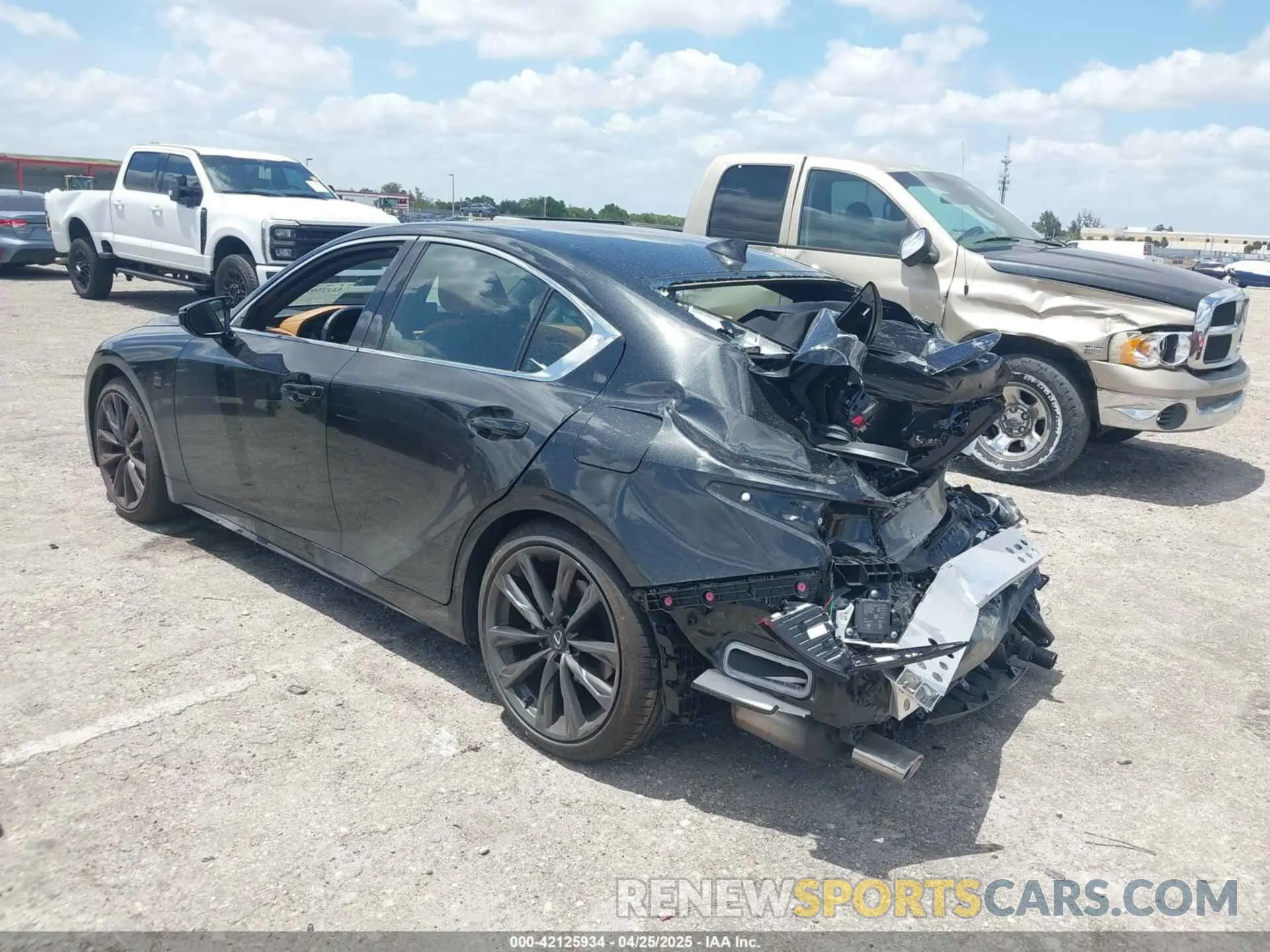 3 fotografías del automóvil dañado JTHBZ1B2XS5084514 LEXUS IS 350 2025