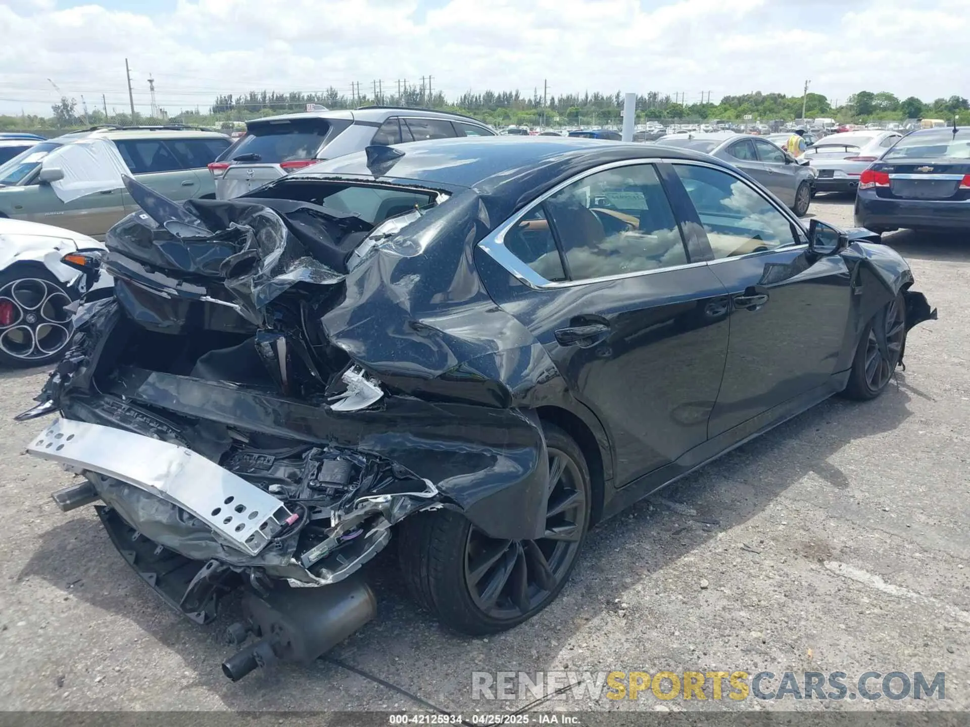 4 fotografías del automóvil dañado JTHBZ1B2XS5084514 LEXUS IS 350 2025