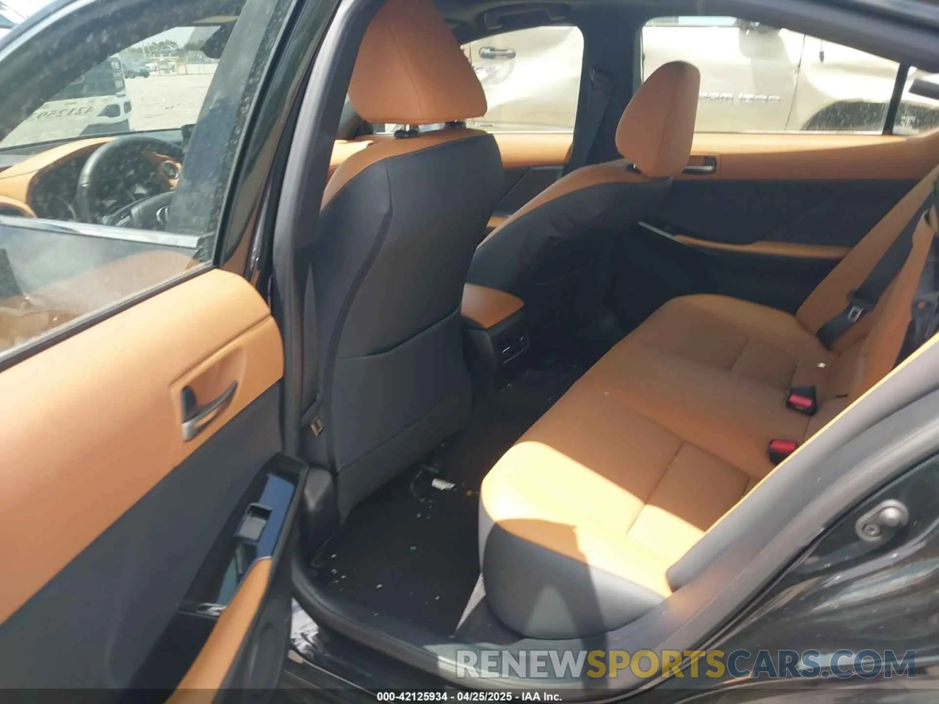 8 fotografías del automóvil dañado JTHBZ1B2XS5084514 LEXUS IS 350 2025