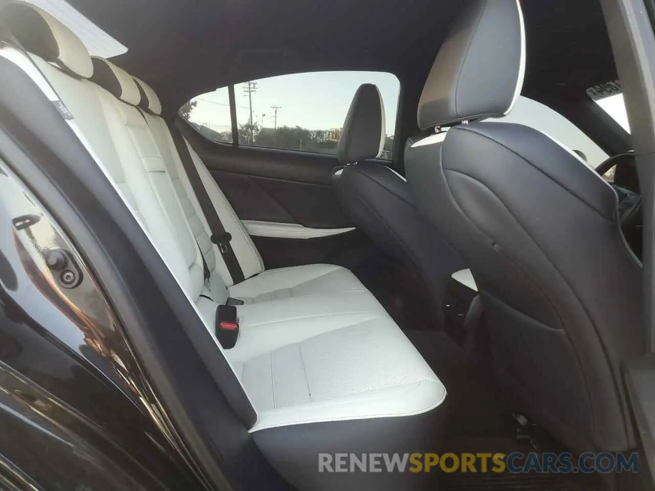 10 fotografías del automóvil dañado JTHGZ1B2XM5037721 LEXUS IS 350 F S 2021