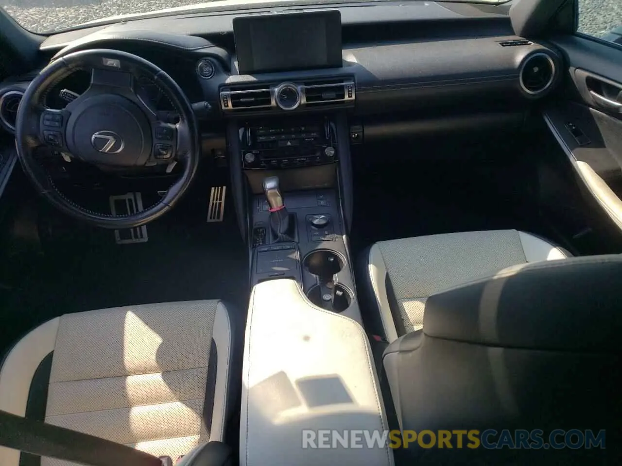 8 fotografías del automóvil dañado JTHGZ1E22M5020035 LEXUS IS 350 F S 2021
